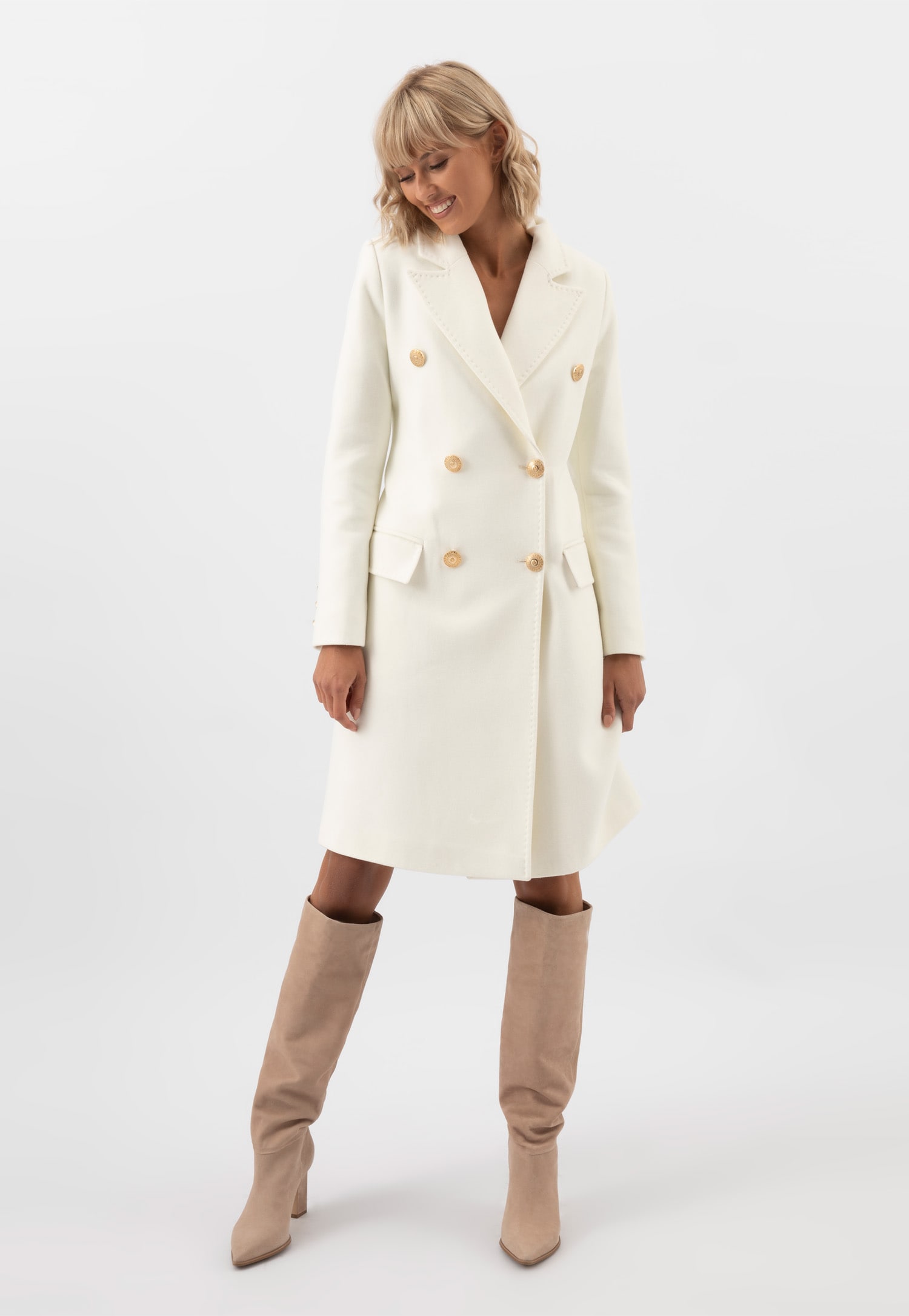 RELAKS czarny płaszcz damski ze złotymi guzikami