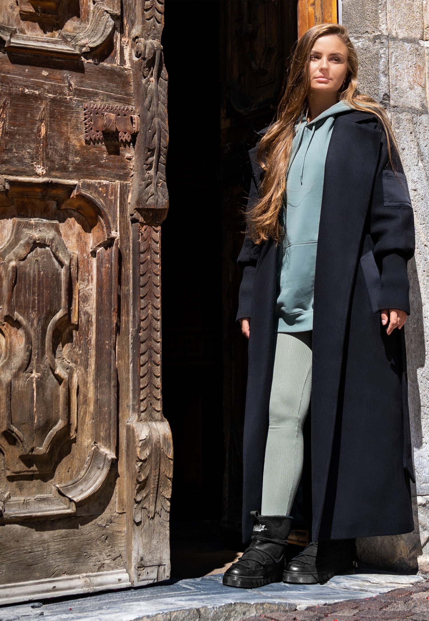 RELAKS czarny płaszcz damski z oryginalnymi rękawami