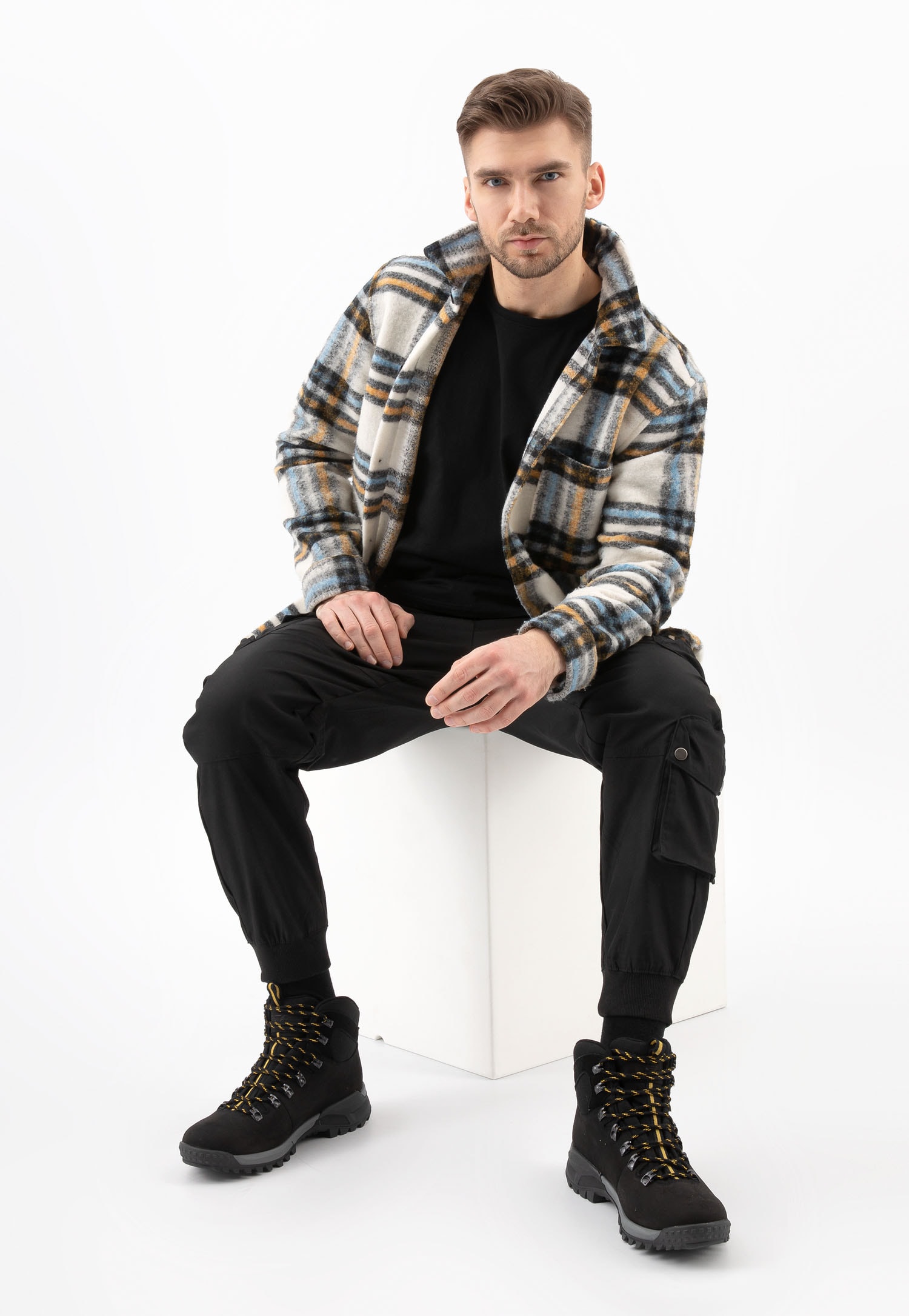 Czarne trzewiki trekkingowe z łączonych materiałów