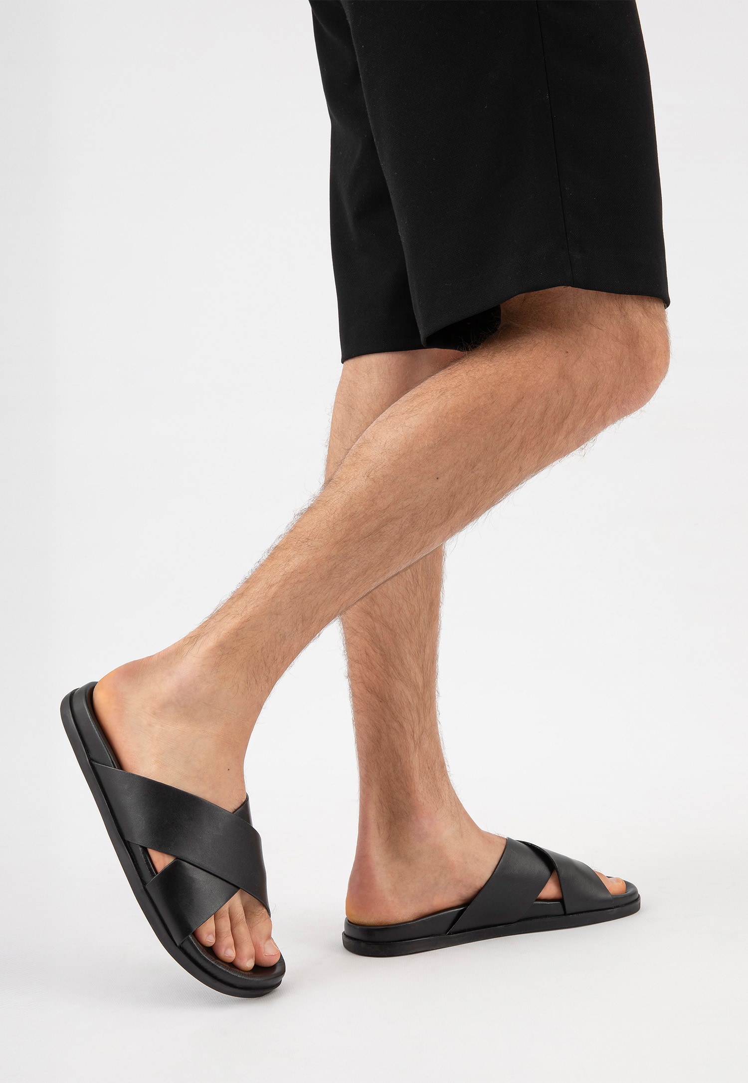 Czarne klapki męskie z gładkiej skóry licowej