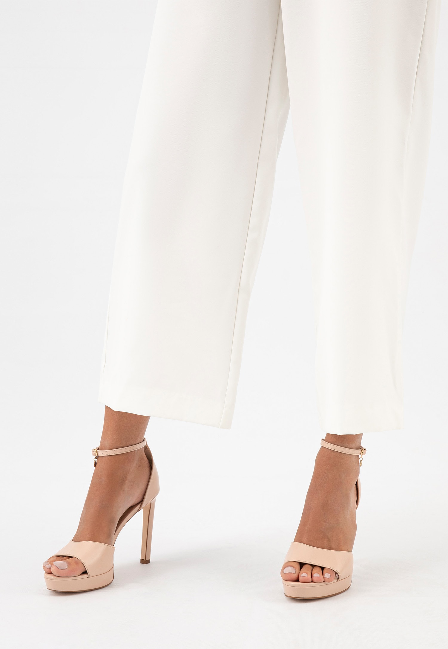 Czarne sandały damskie na smukłej wysokiej szpilce