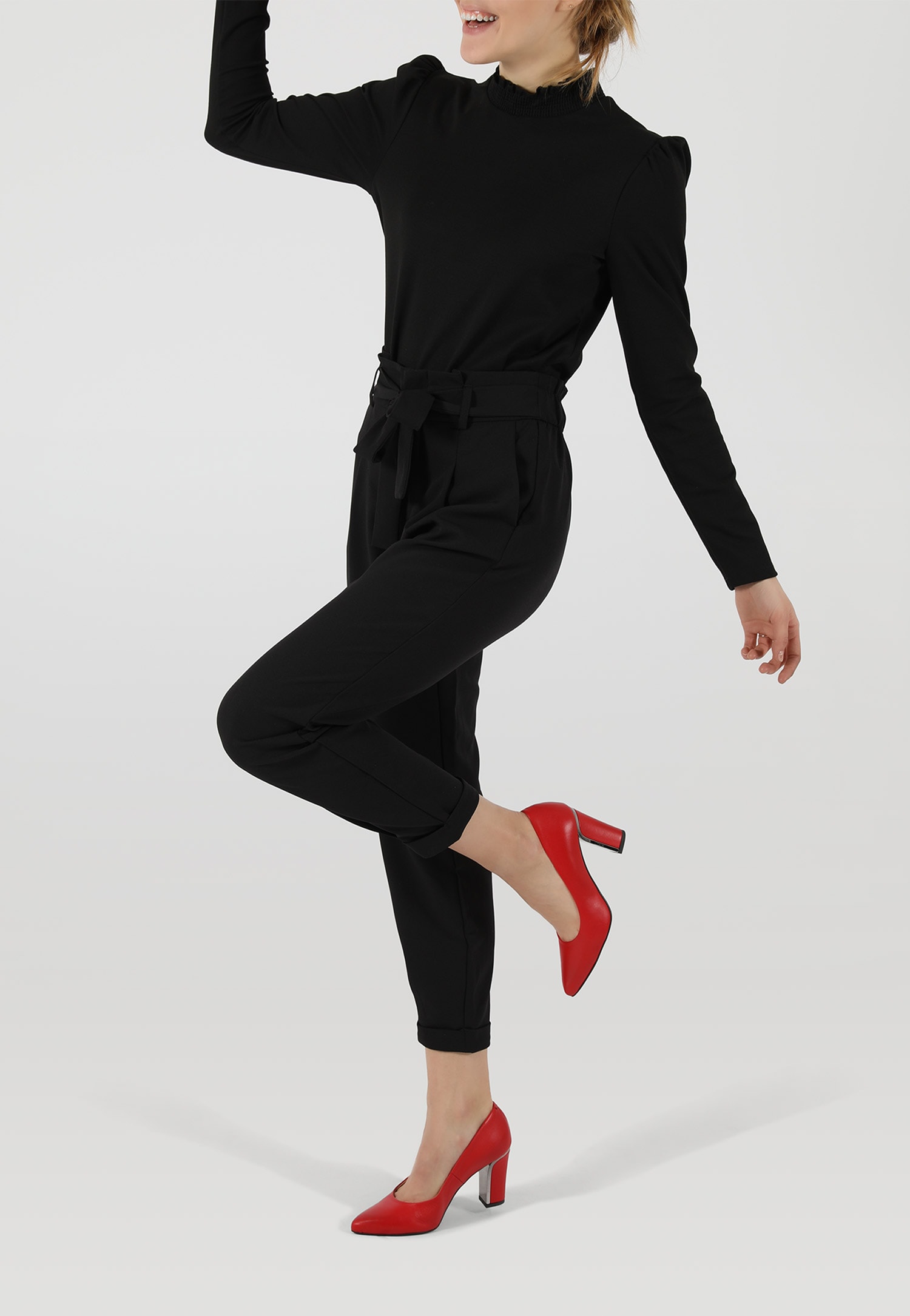 Czerwone czółenka damskie ze skóry licowej na ozdobnym obcasie