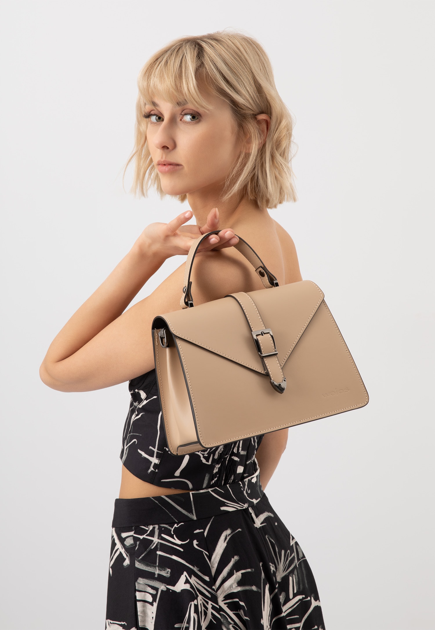 Jasnobrązowa torebka damska kuferek z gładkiej skóry licowej