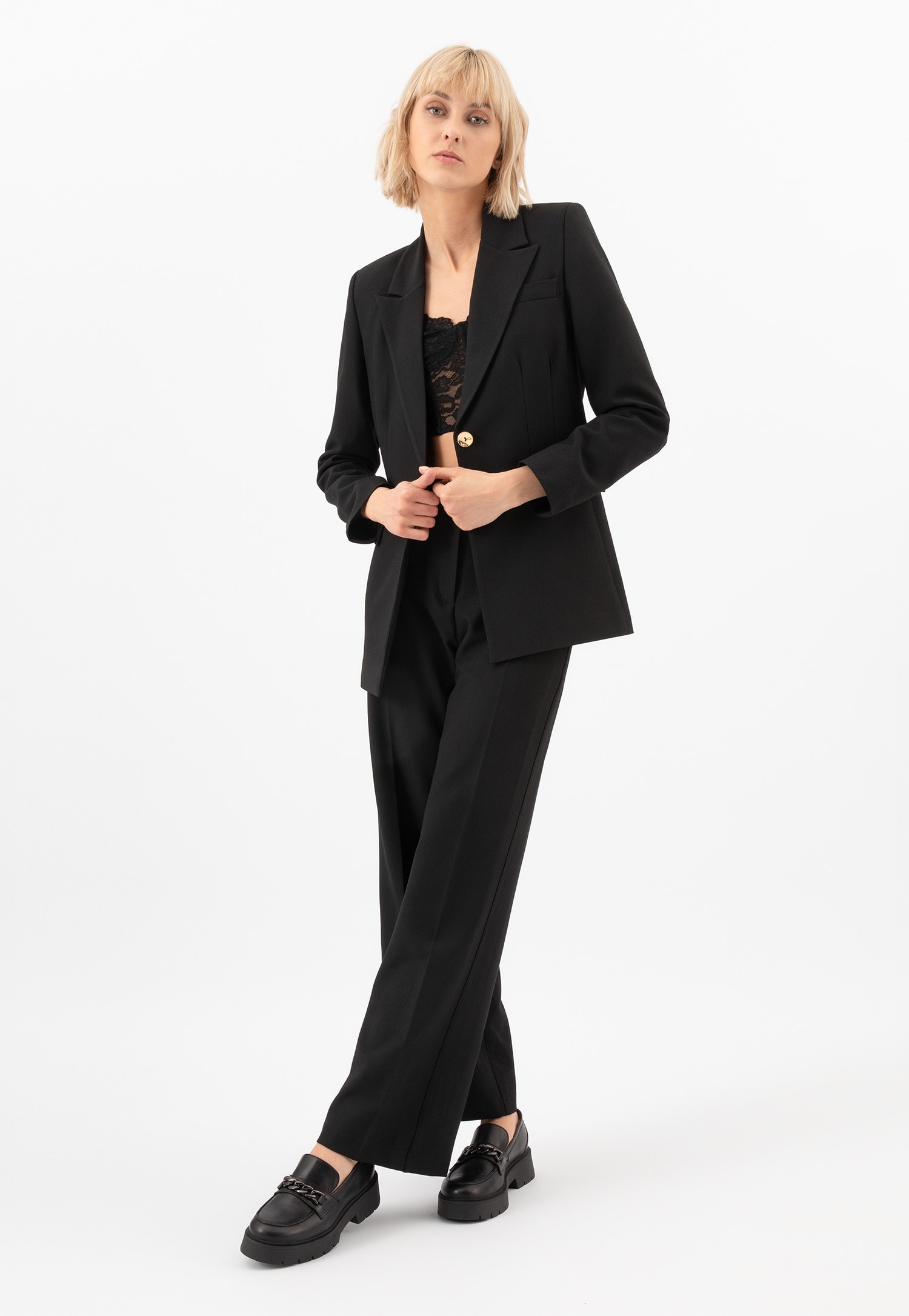 Czarne mokasyny damskie na grubej podeszwie z ozdobnym łańcuszkiem