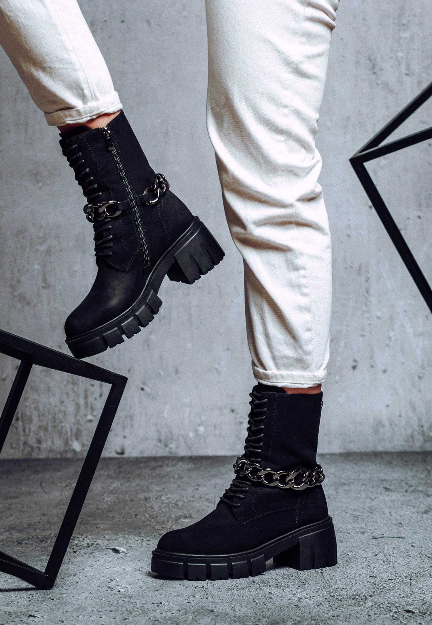 WJS czarne trzewiki damskie z ekoskóry z łańcuchem