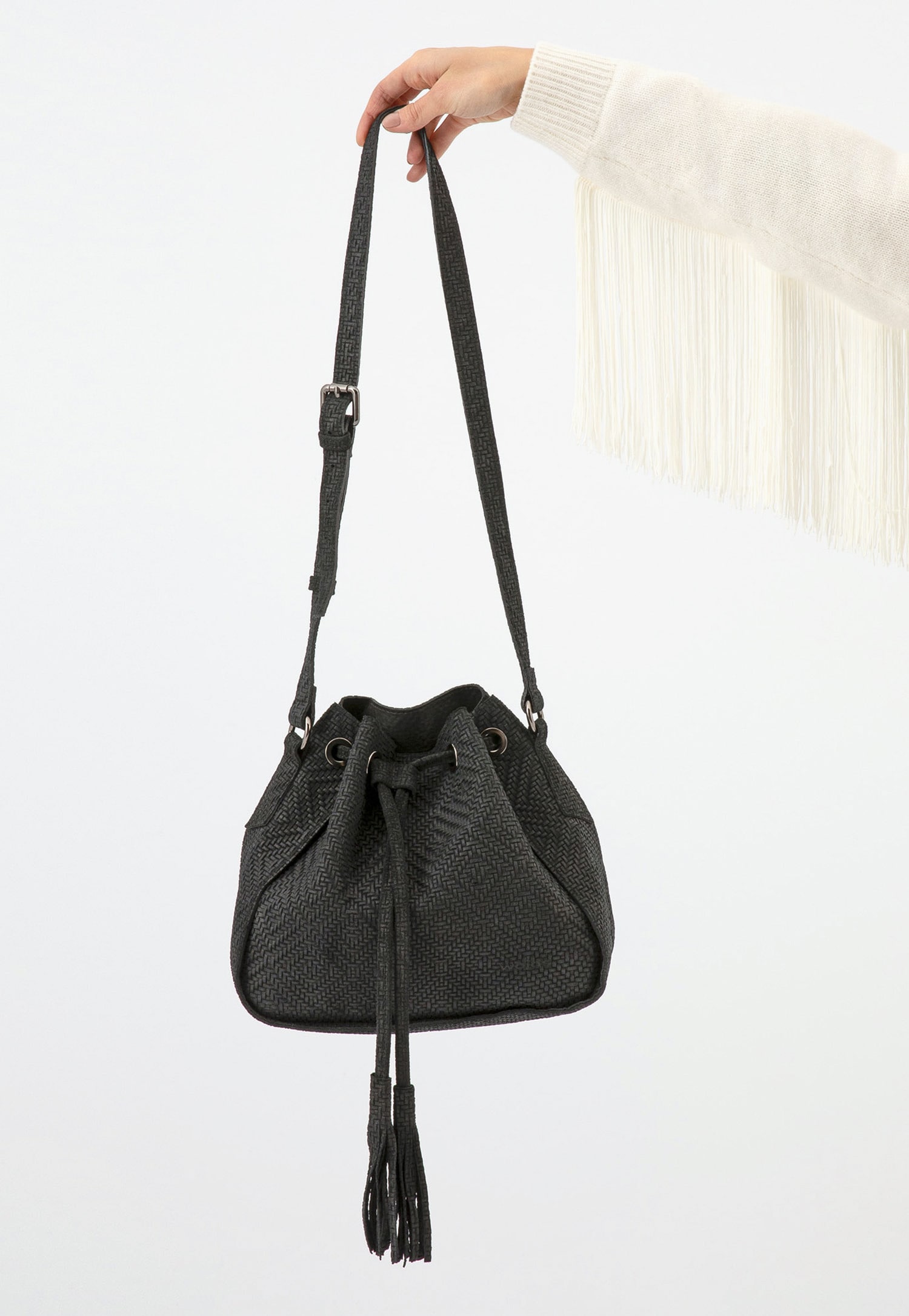 Czarna pleciona torebka damska z dwoiny welurowej w oryginalne wzory