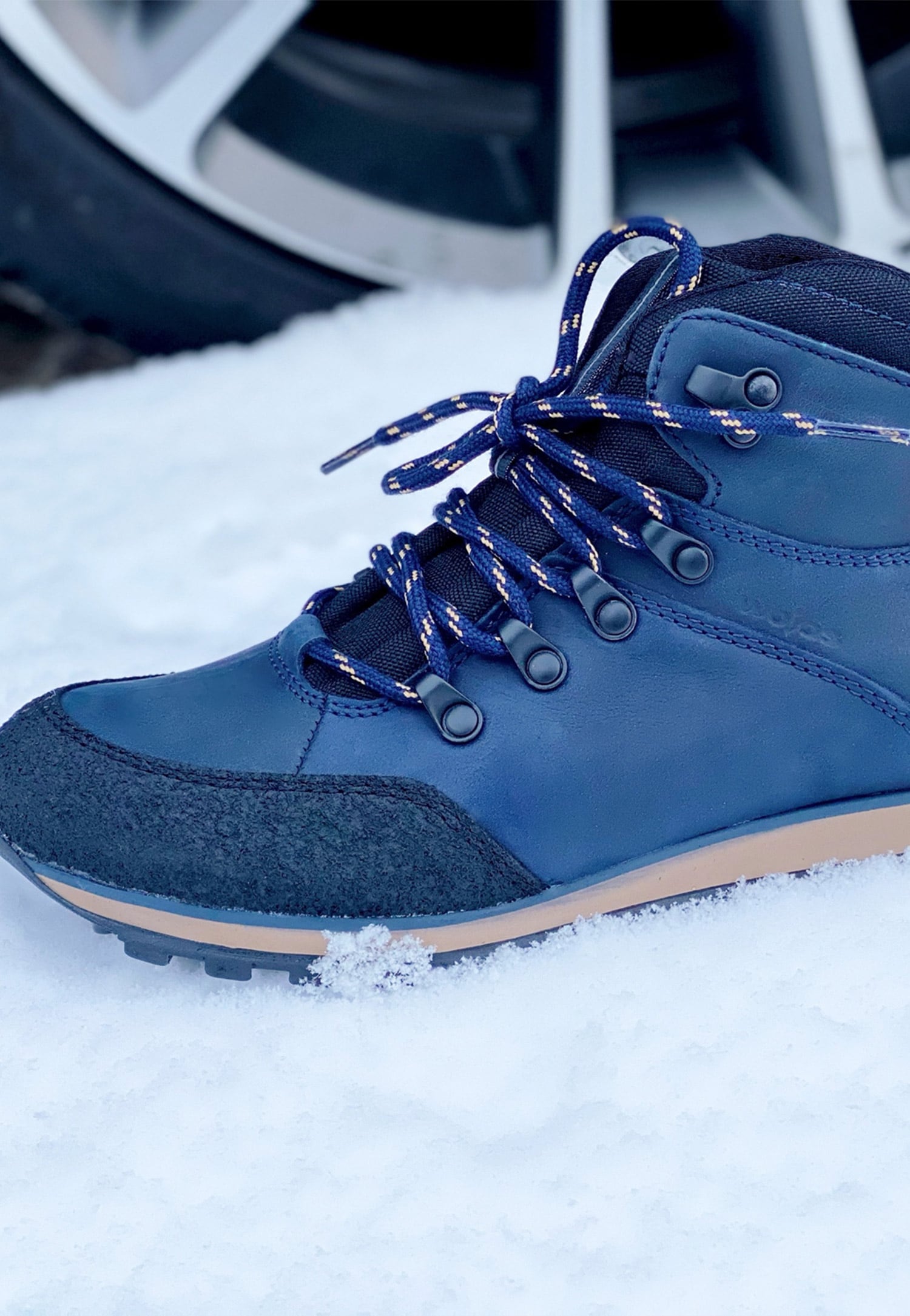 Czarno-amarantowe wysokie trekkingi damskie