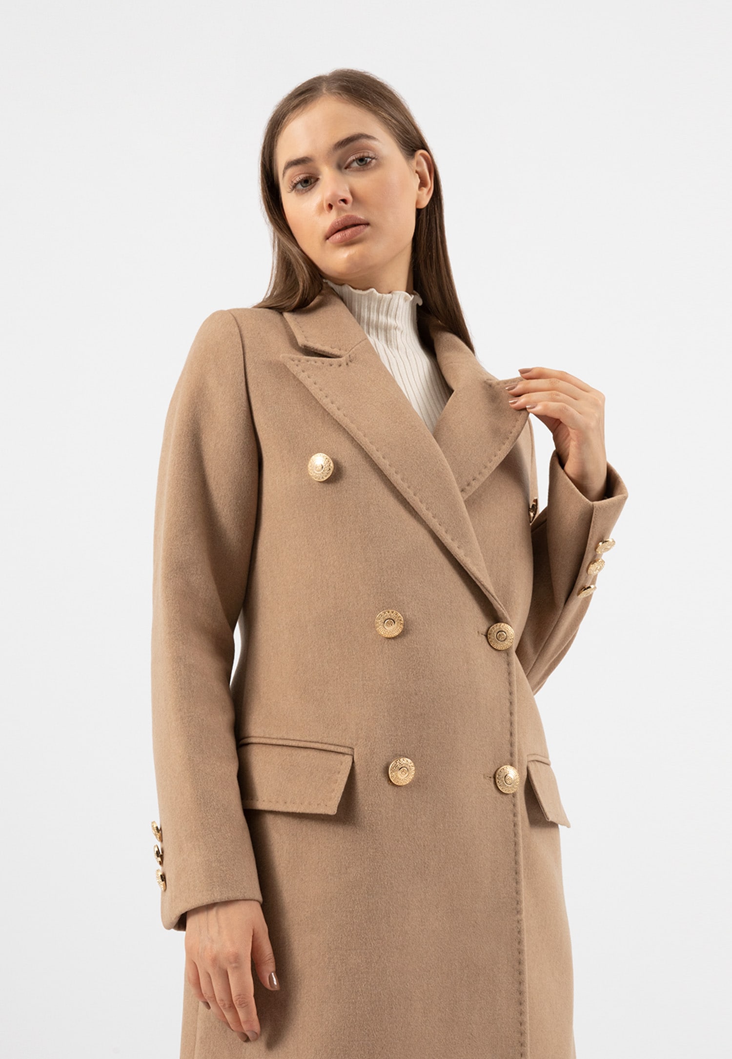 RELAKS czarny płaszcz damski ze złotymi guzikami