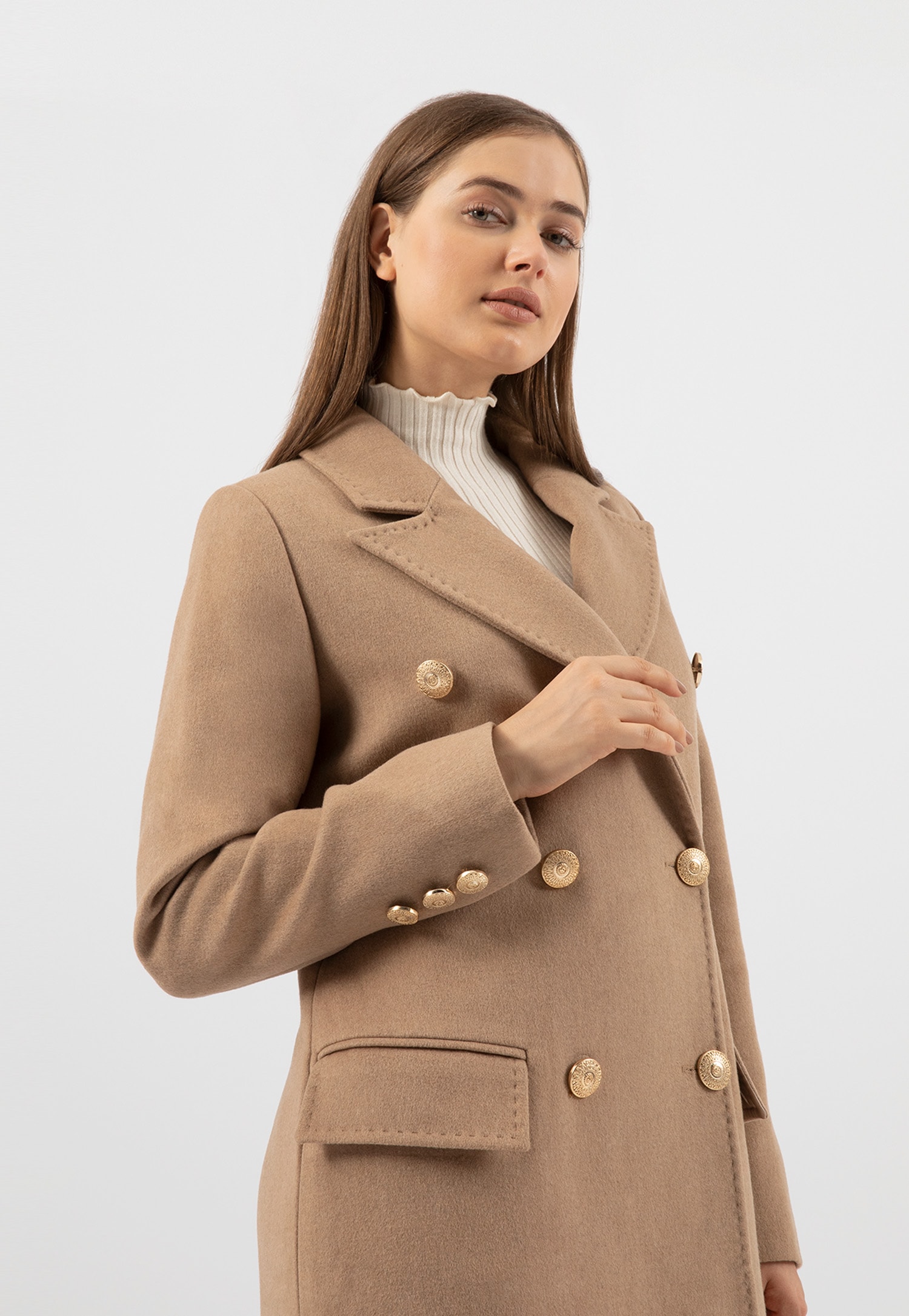 RELAKS czarny płaszcz damski ze złotymi guzikami