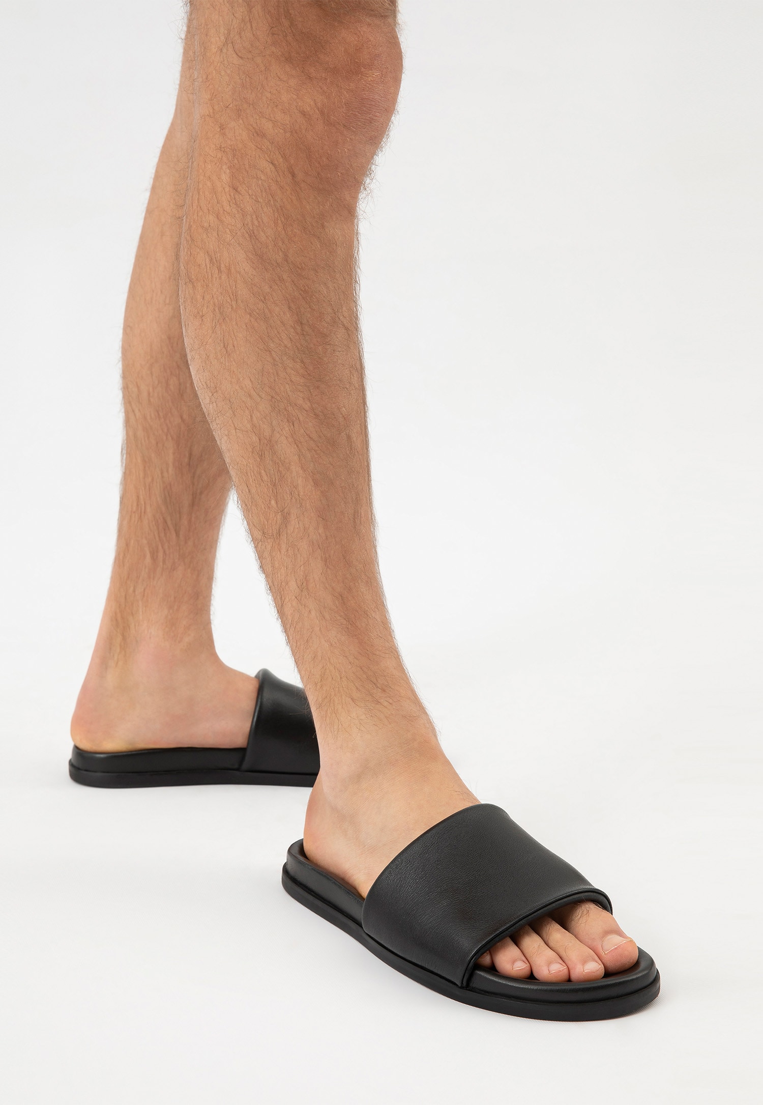 Czarne klapki męskie z gładkiej skóry licowej