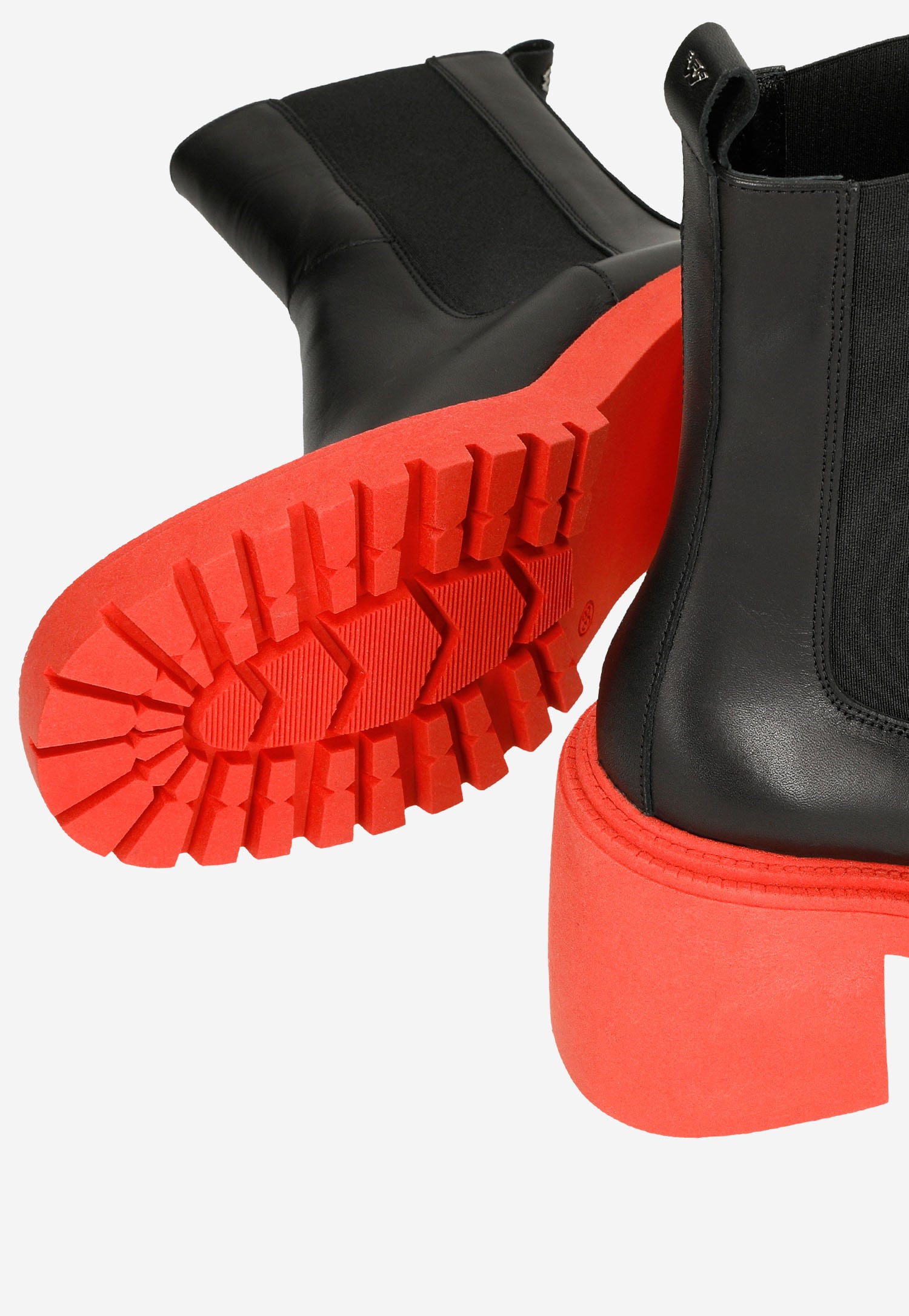 Czarne skórzane sztyblety na obcasie