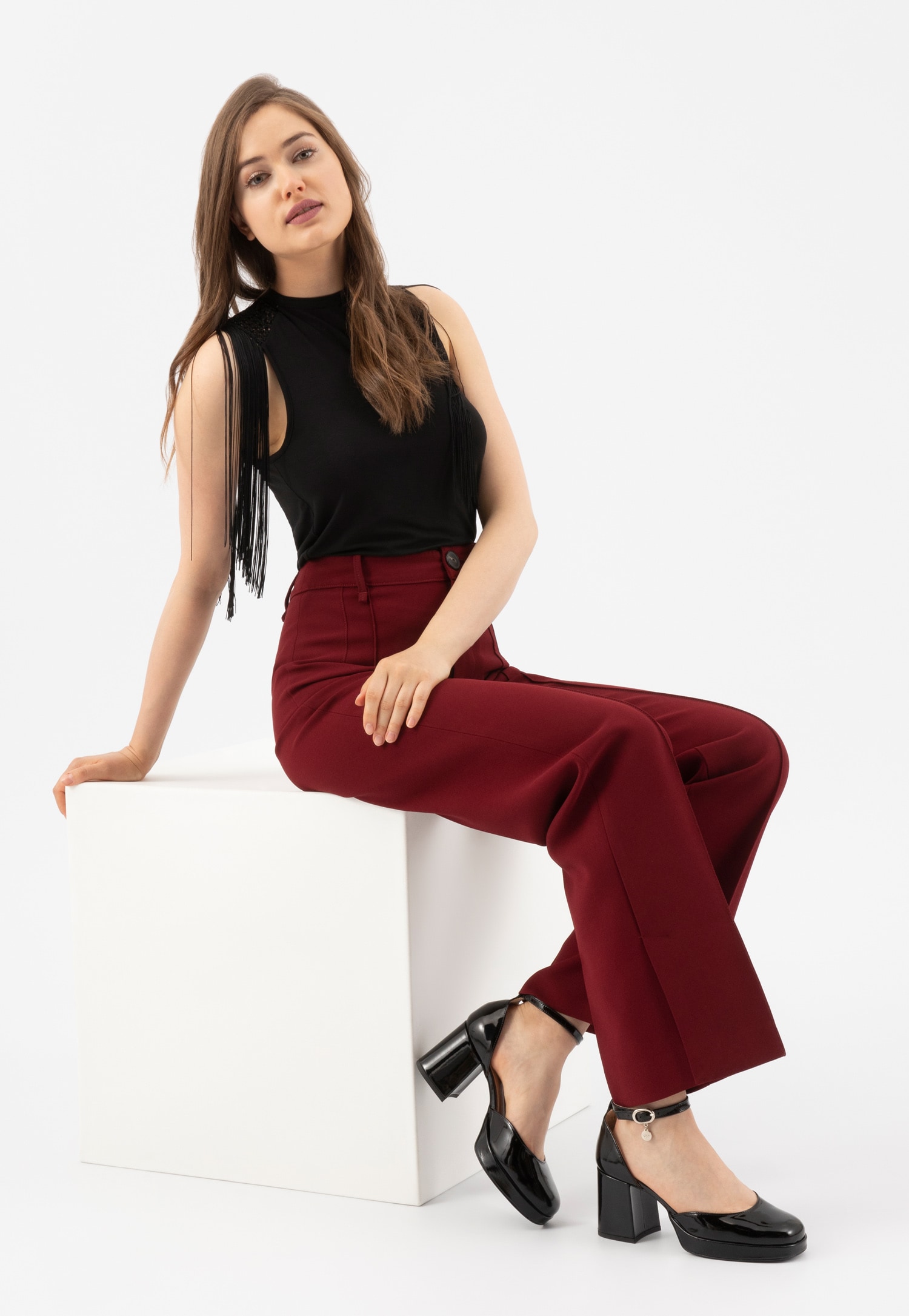 Lakierowane beżowe czółenka damskie na szerokim obcasie