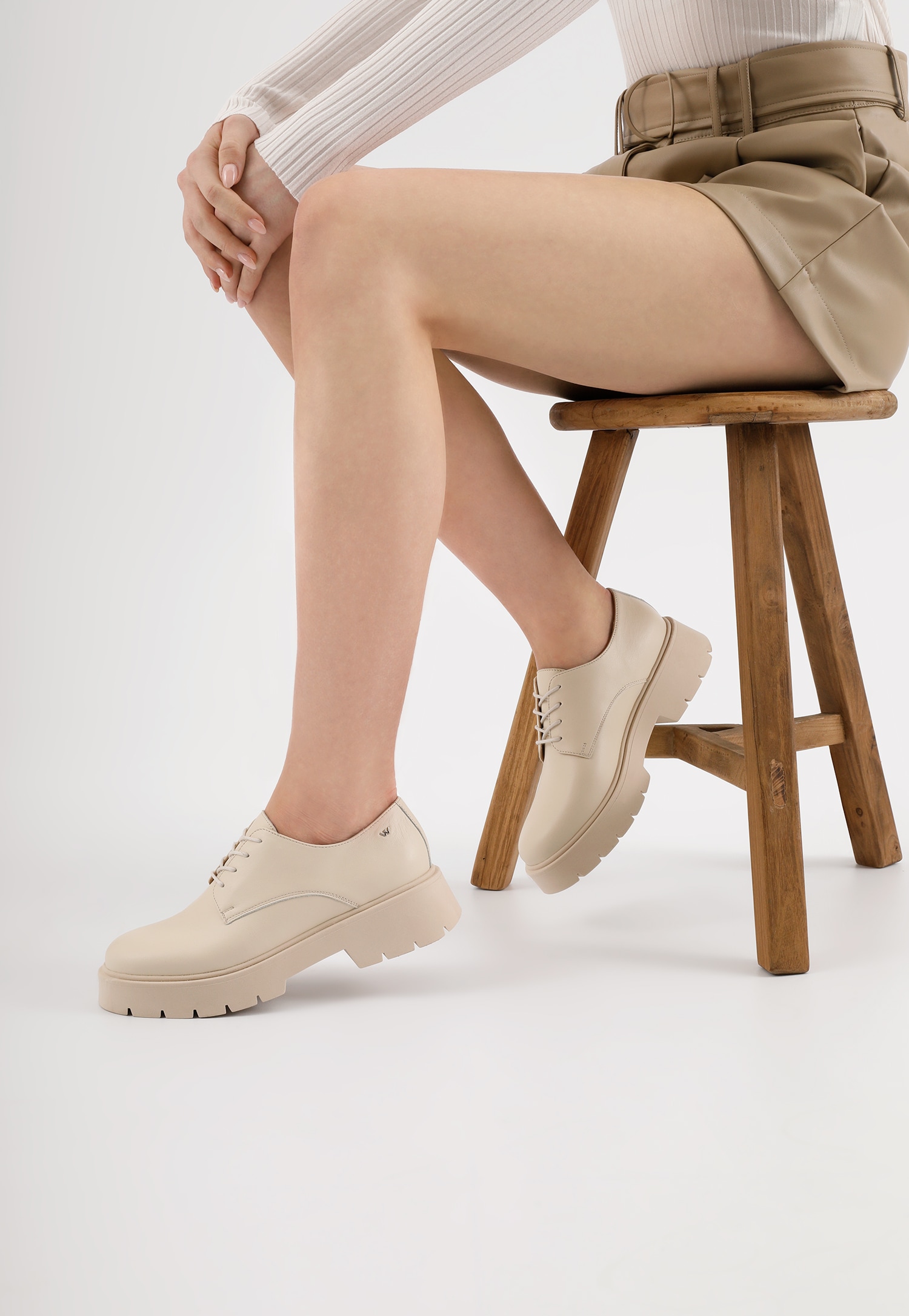 Czarne sznurowane półbuty damskie z gładkiej skóry licowej