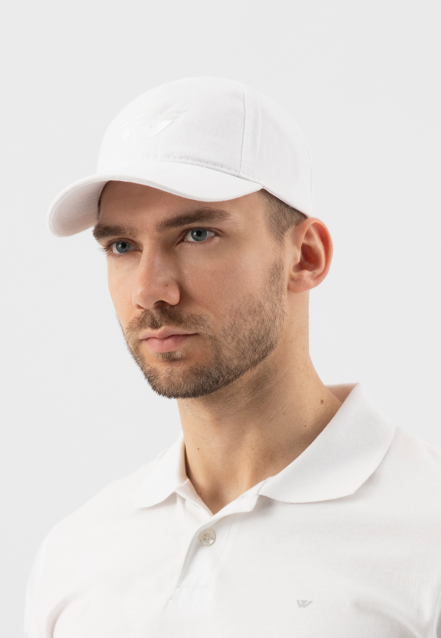 Biała czapka z daszkiem z logo