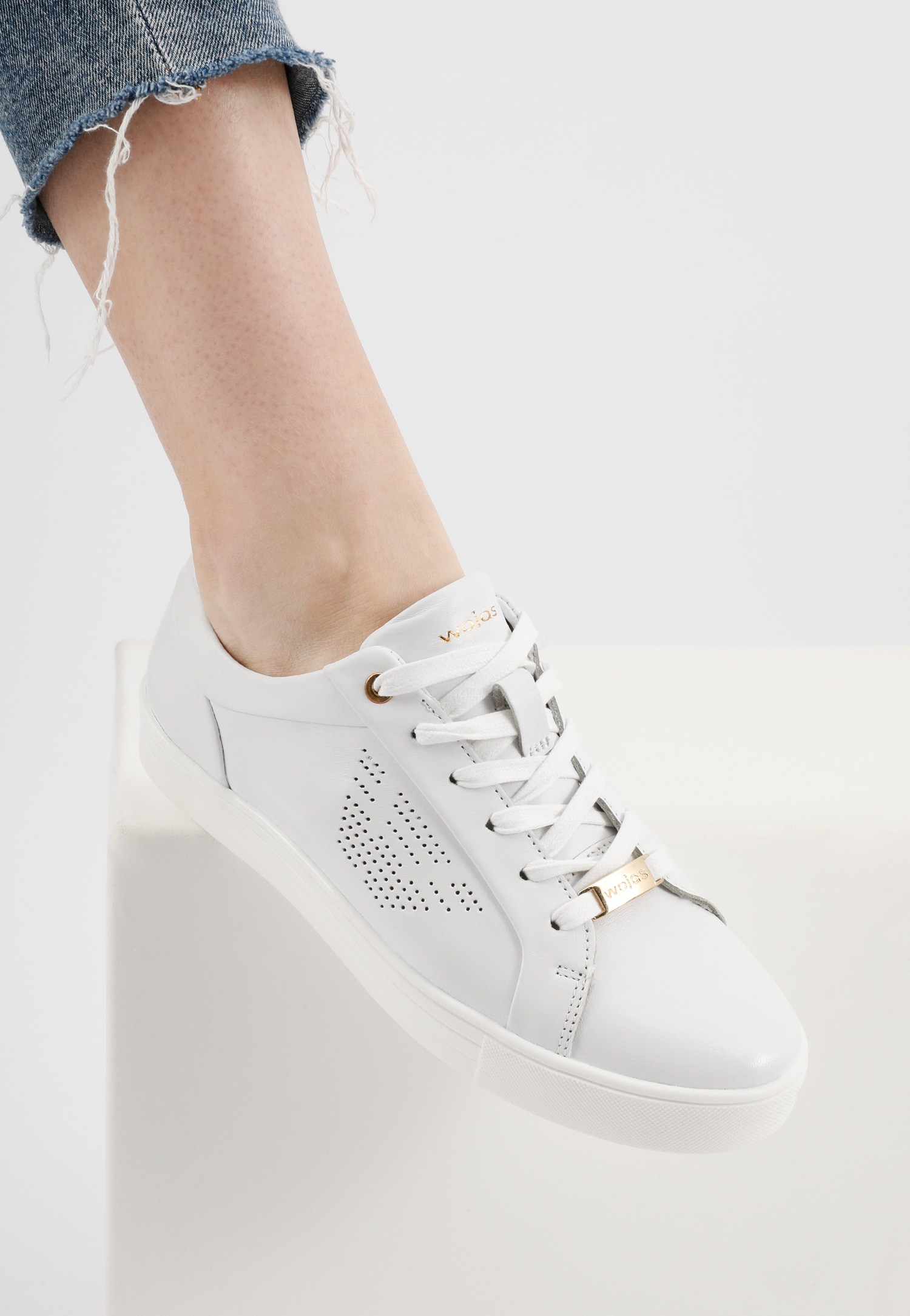Białe półbuty damskie z dziurkowanym logo