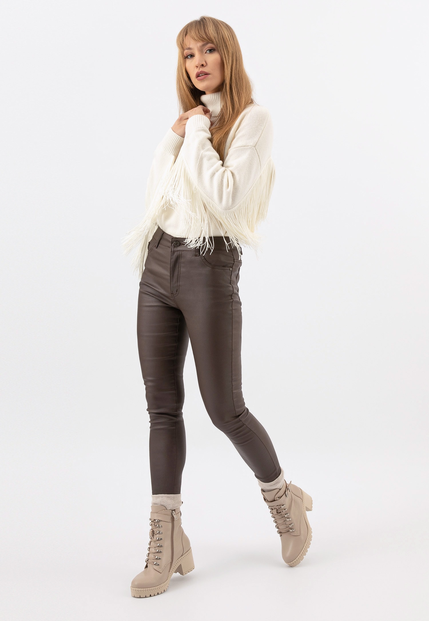 Czarne ocieplane bikery damskie na słupku