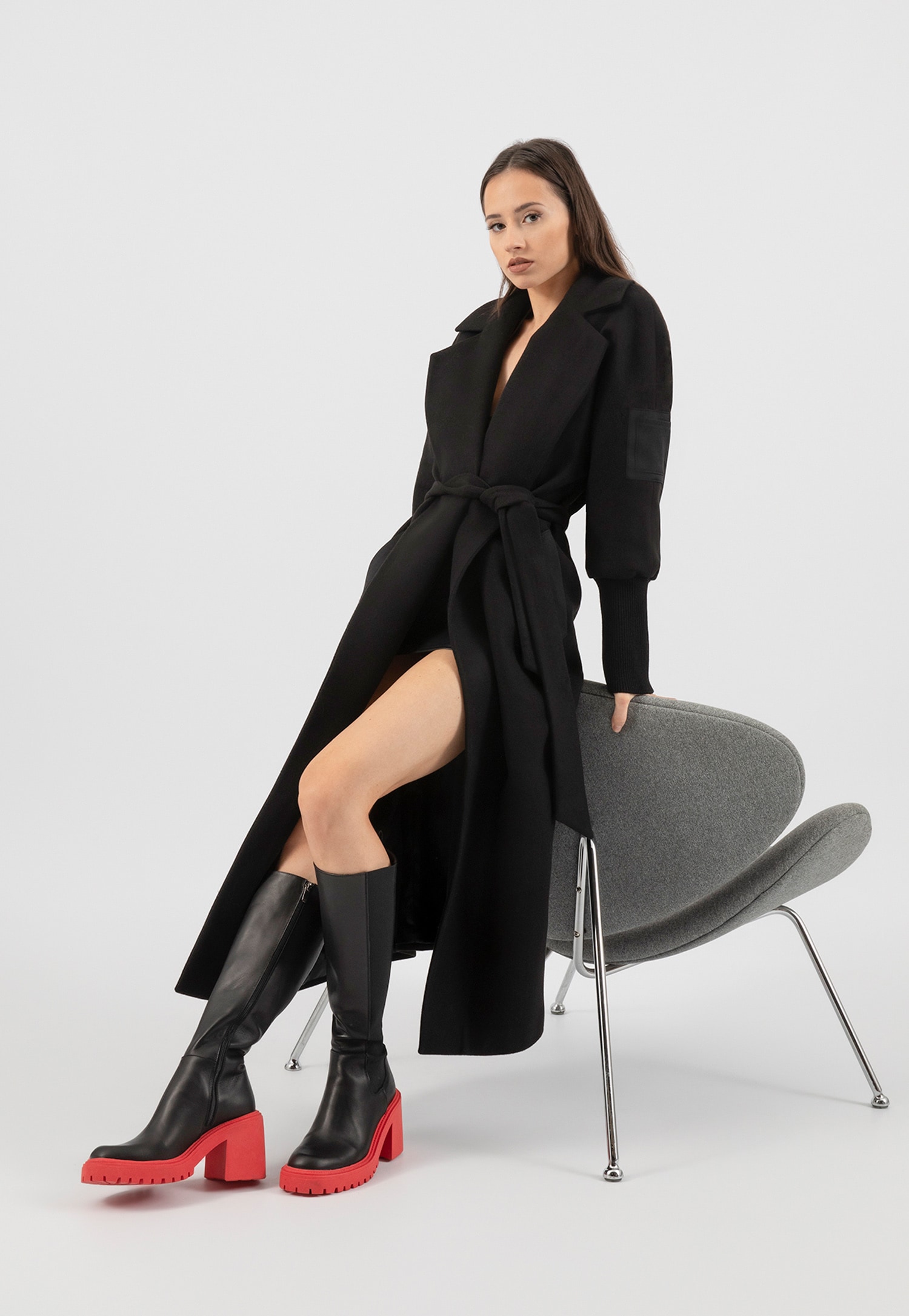 Czarne skórzane sztyblety w formie kozaków na obcasie