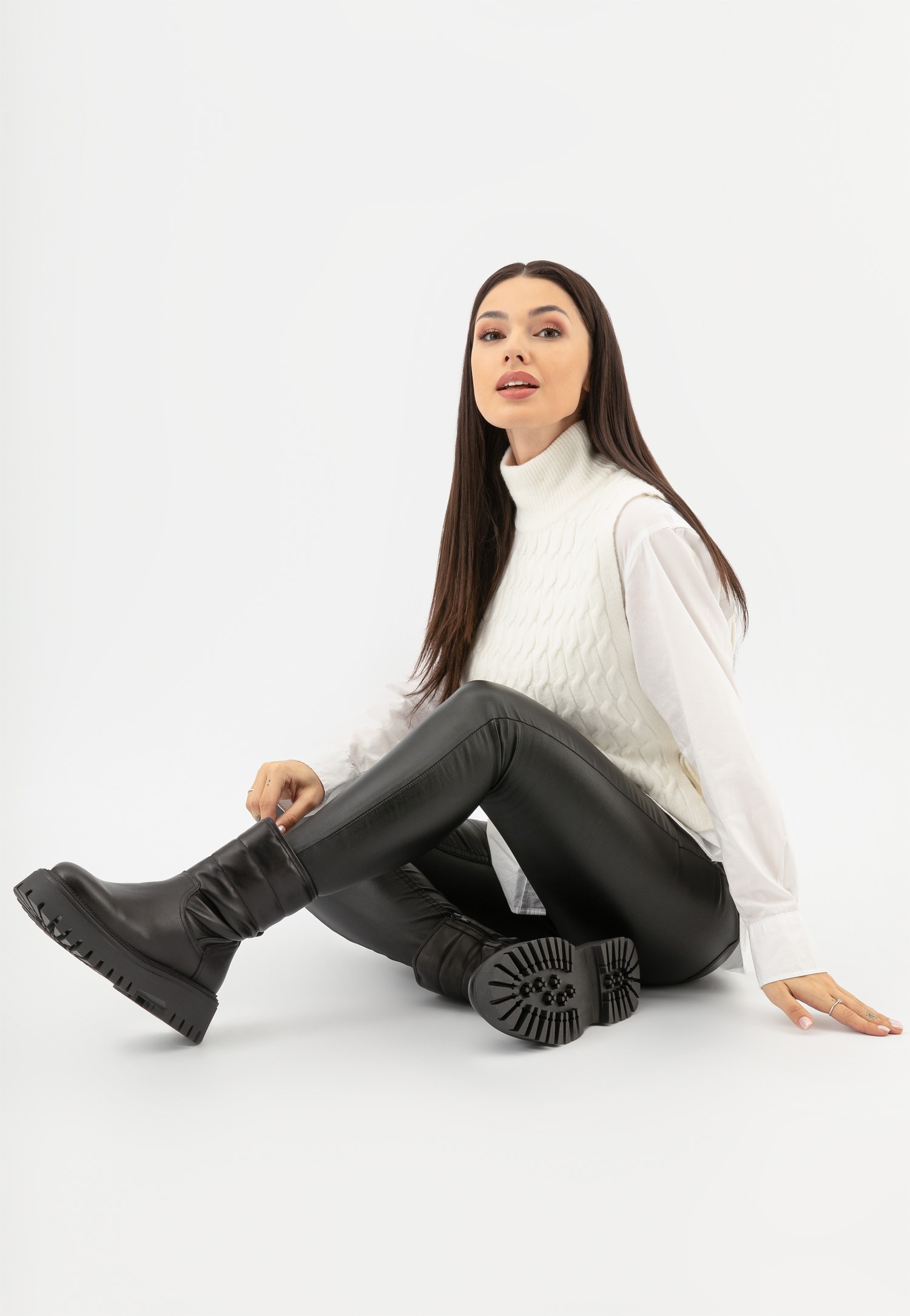 Czarne ocieplane botki damskie z pikowaną cholewką