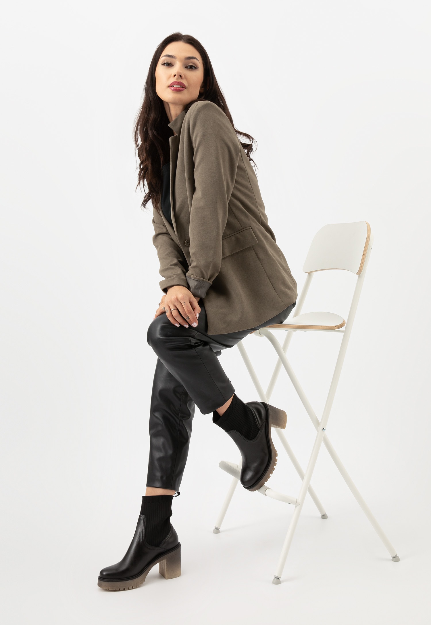 Czarne botki damskie na obcasie z cieniowaną podeszwą