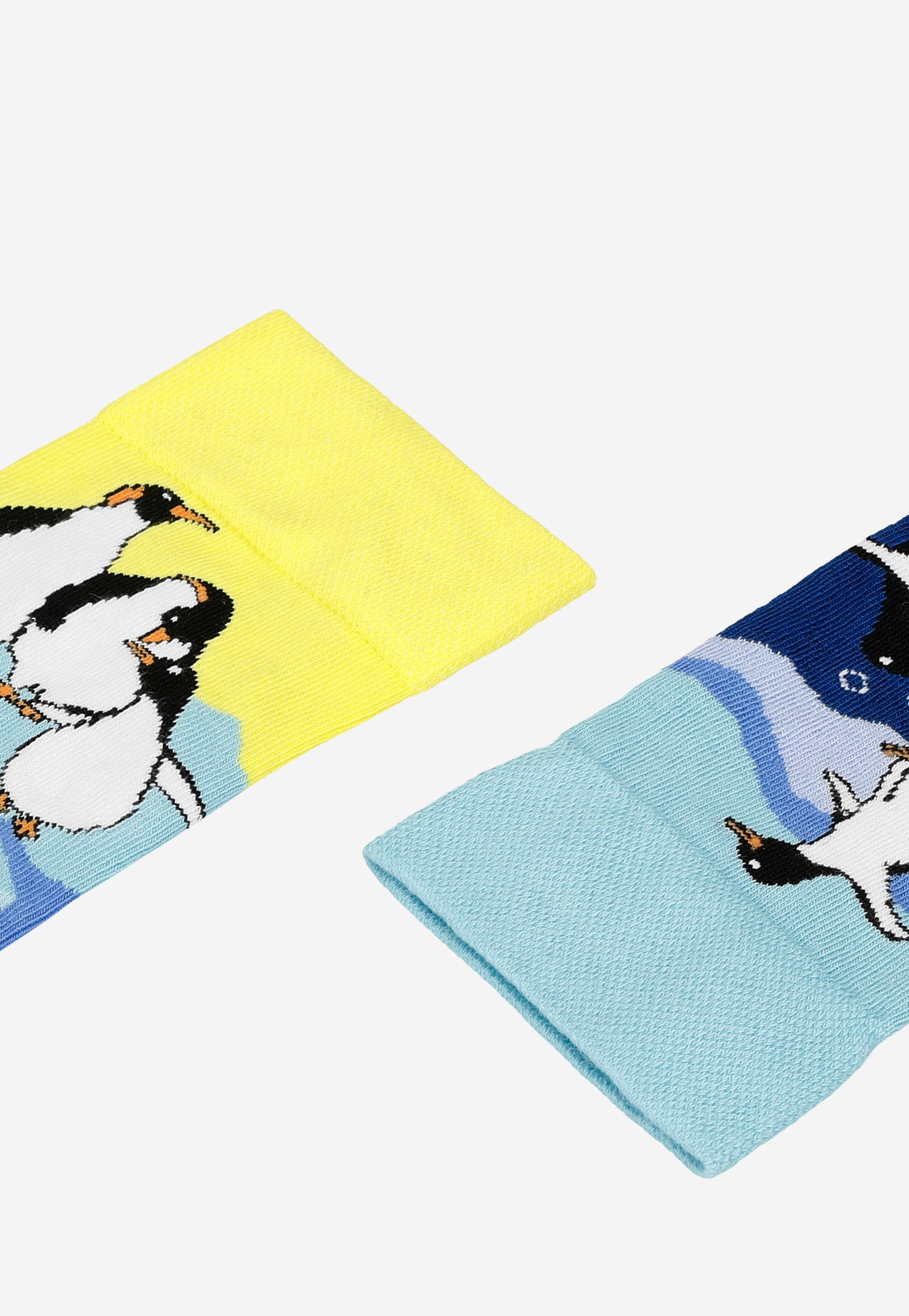 Niebiesko-żółte skarpety w pingwiny