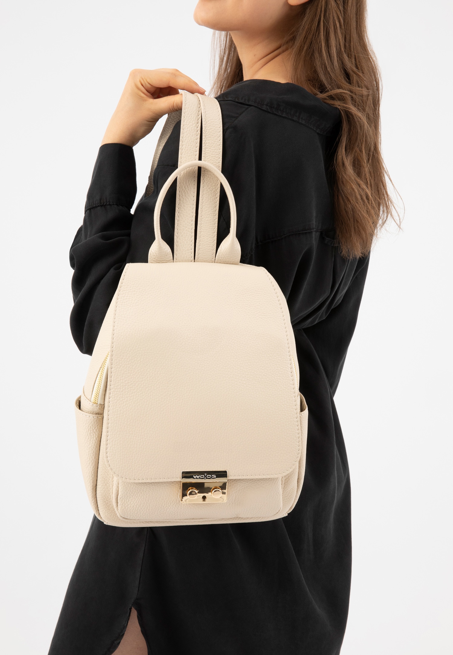 Czarny plecak damski z ciemnymi metalowymi elementami