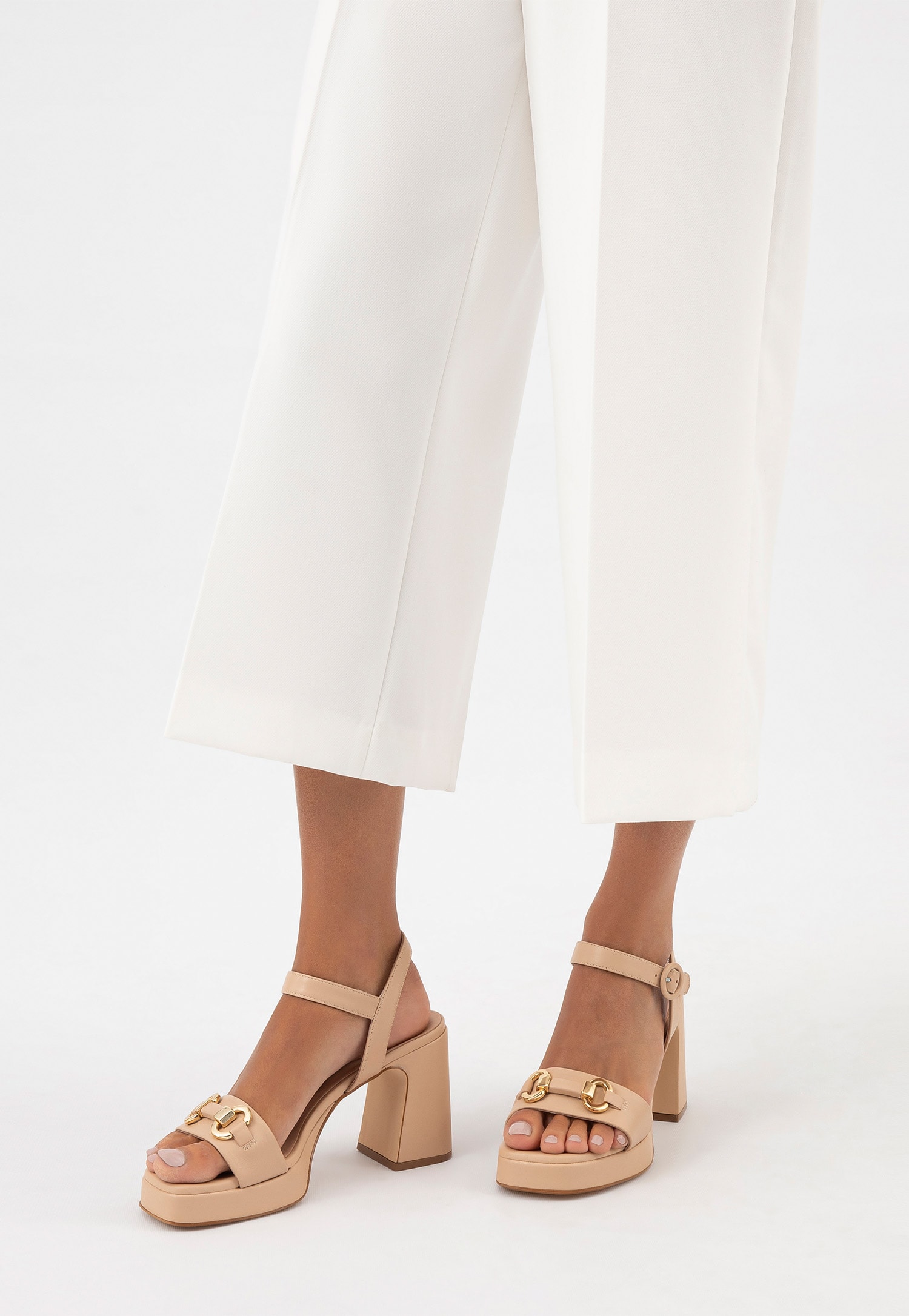 Beżowe sandały ze złotą ozdobą w postaci łańcucha