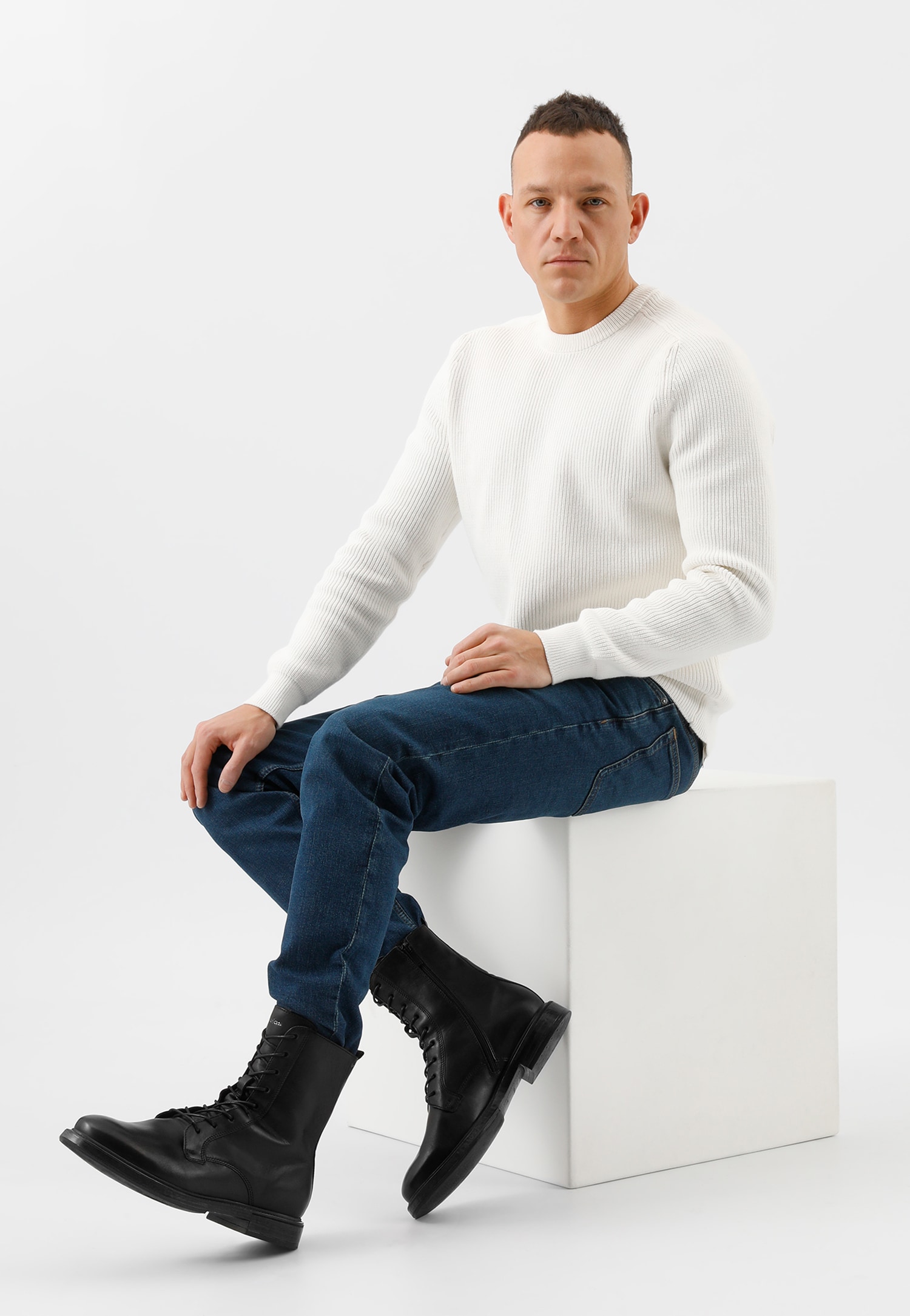 Minimalistyczne czarne trzewiki męskie