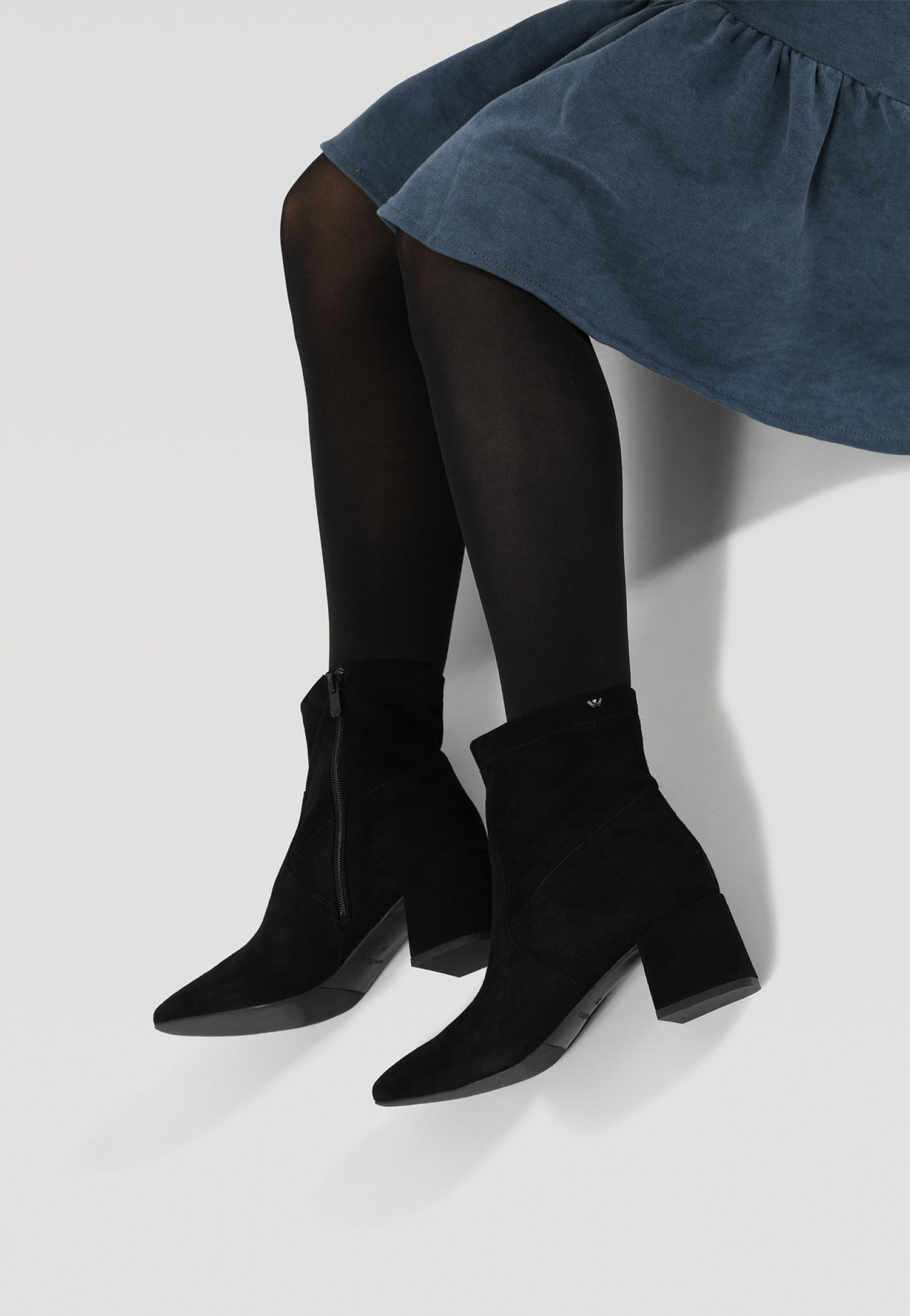 Czarne lakierowane botki damskie na obcasie