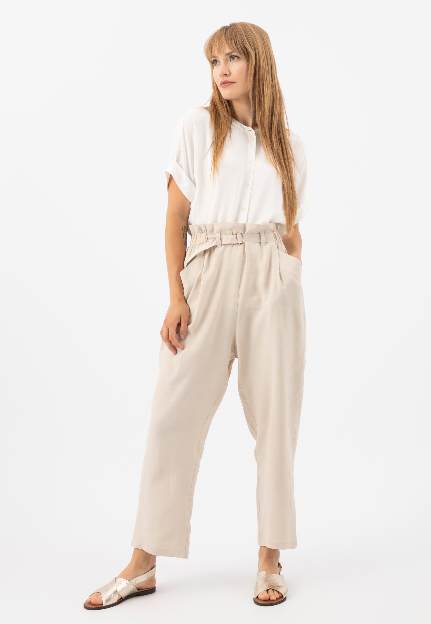 Czarne płaskie sandały damskie z ozdobnym tłoczeniem