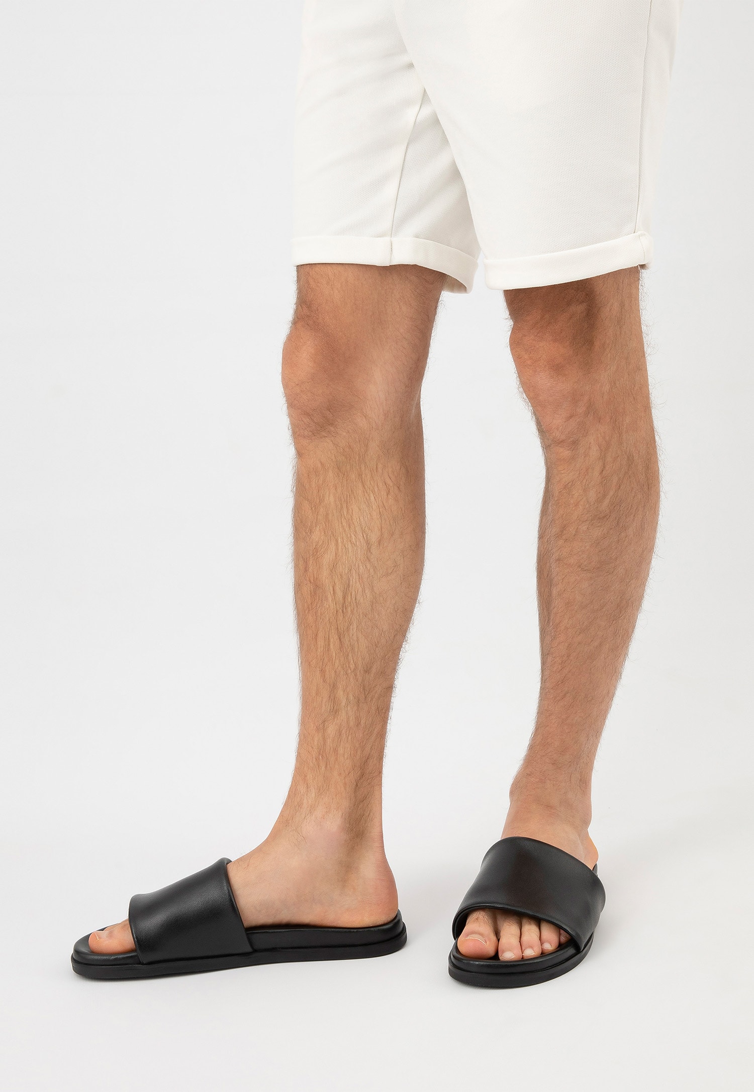 Czarne klapki męskie z gładkiej skóry licowej