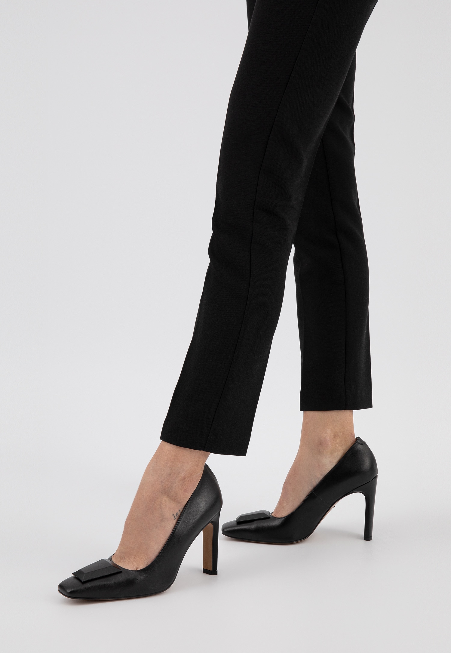 Czarne czółenka wieczorowe z ozdobą na przodzie