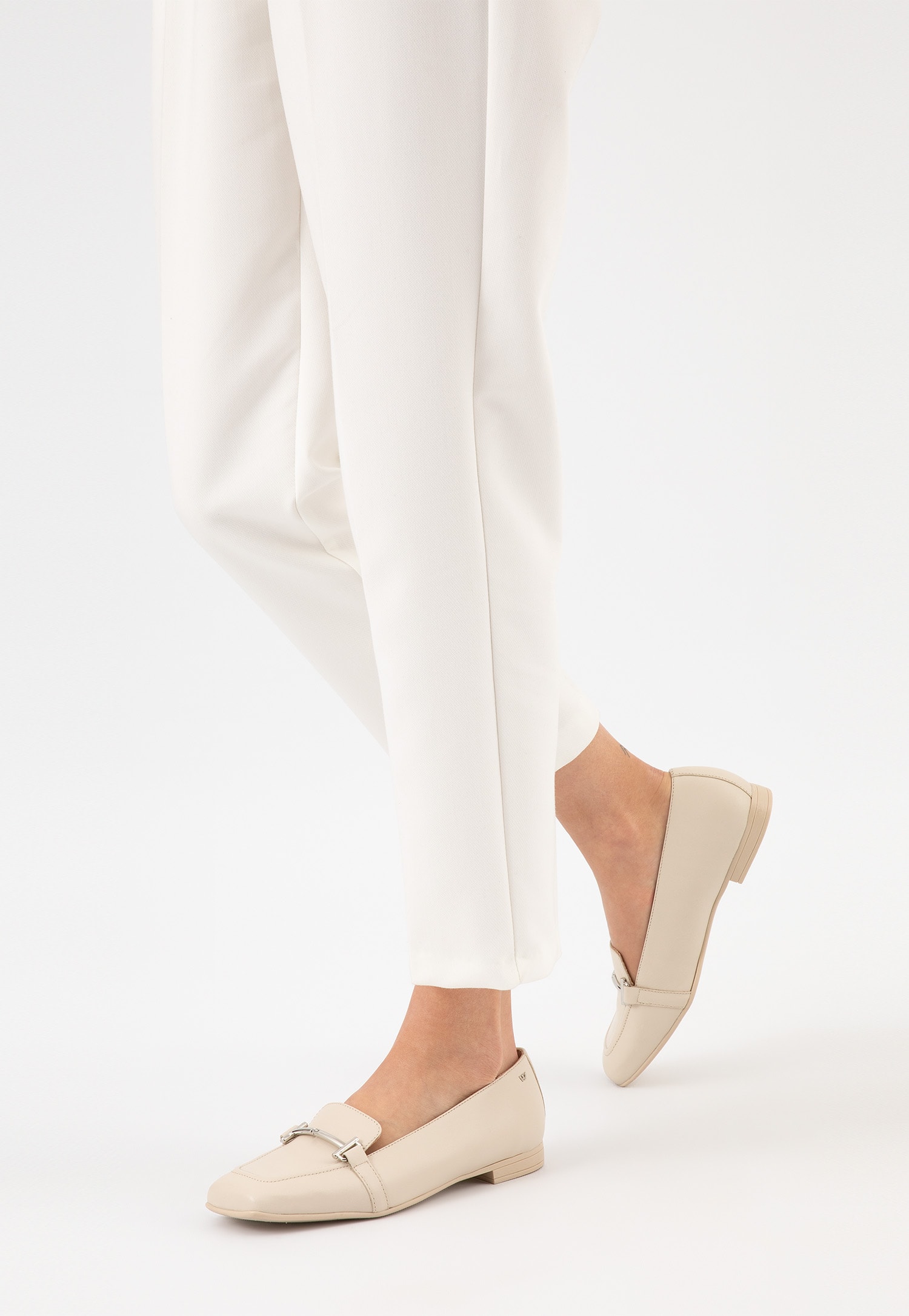 Beżowe mokasyny damskie ze skóry licowej