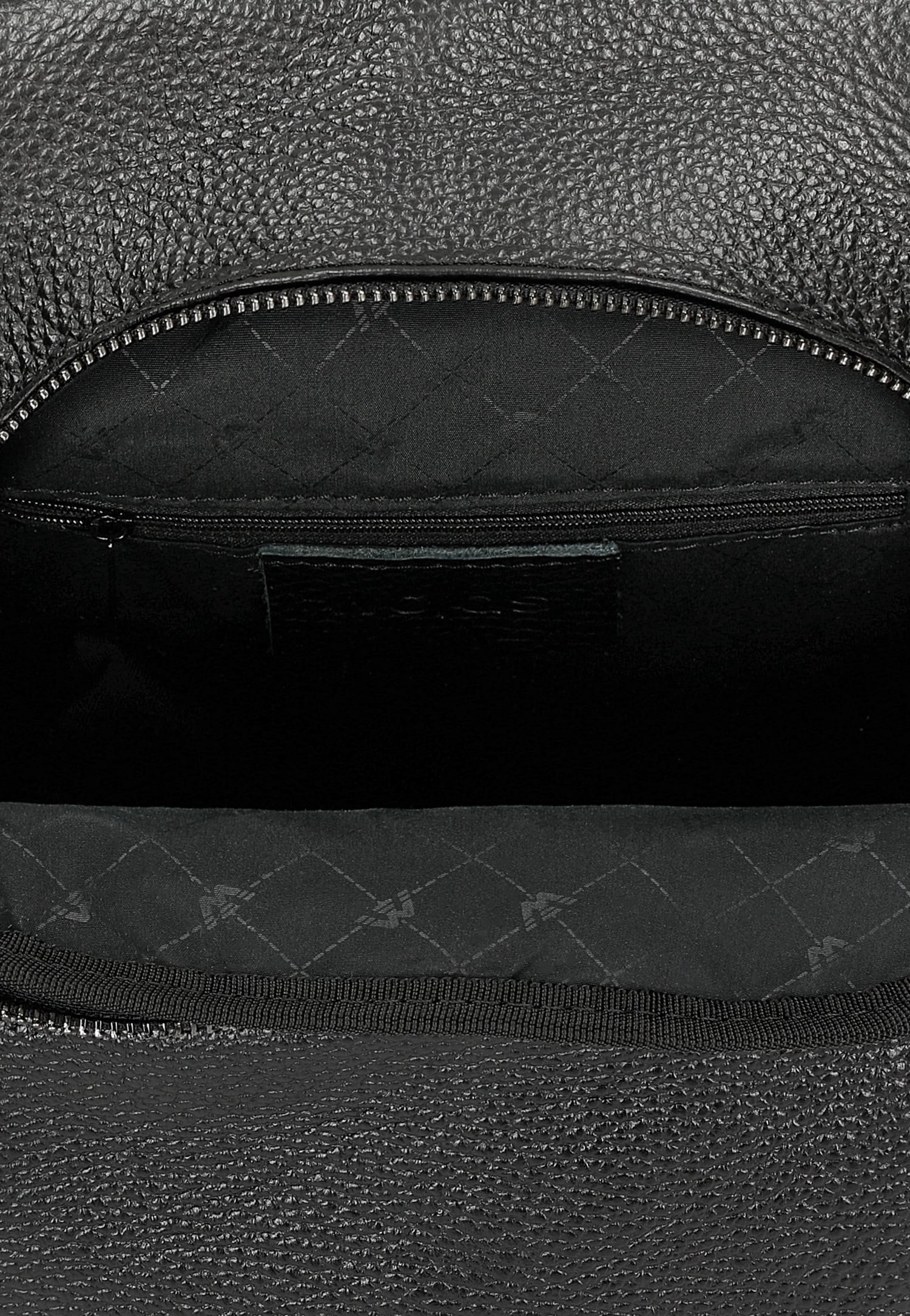 Czarny plecak damski z ciemnymi metalowymi elementami