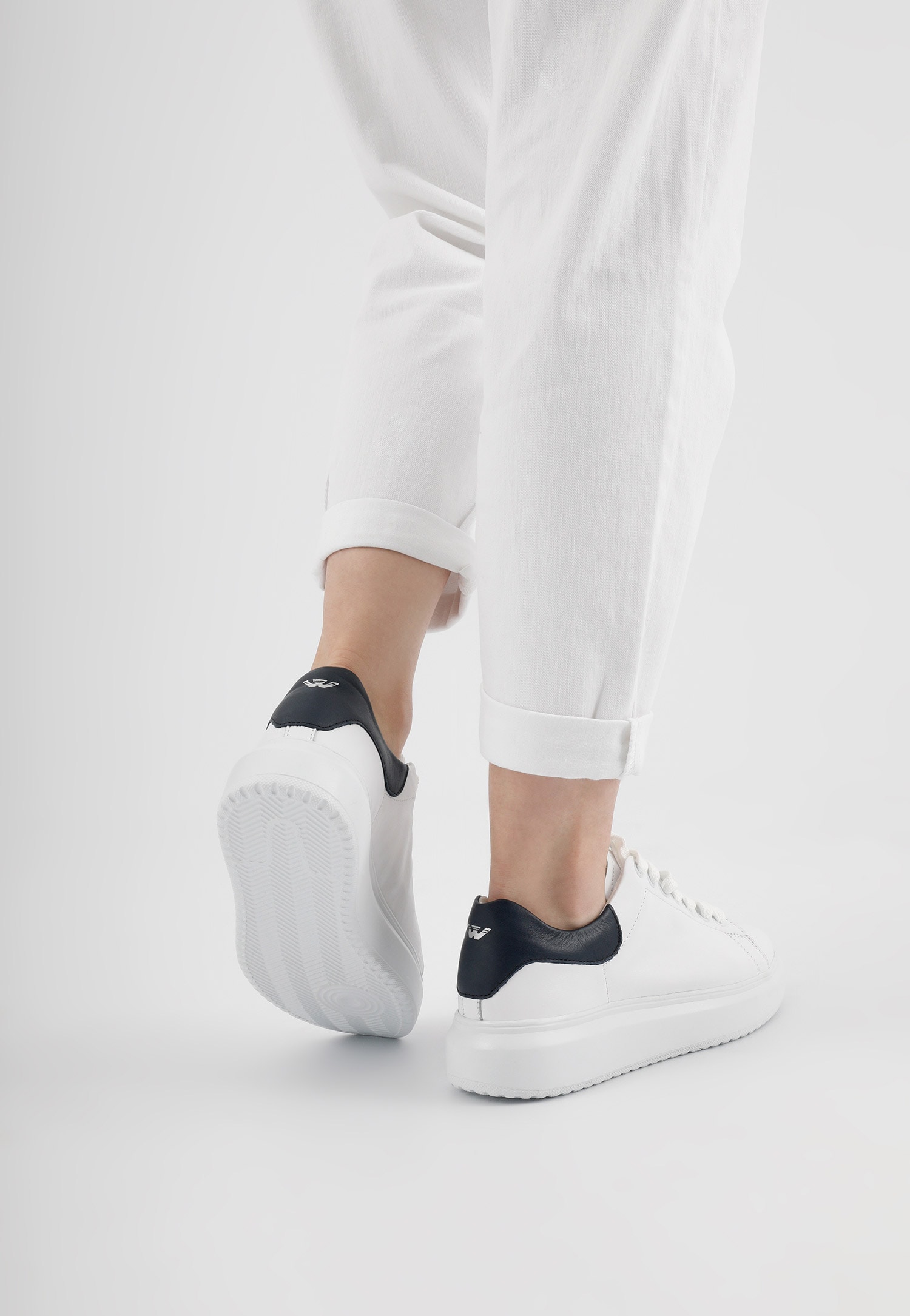 Klasyczne białe trampki damskie ze skóry licowej