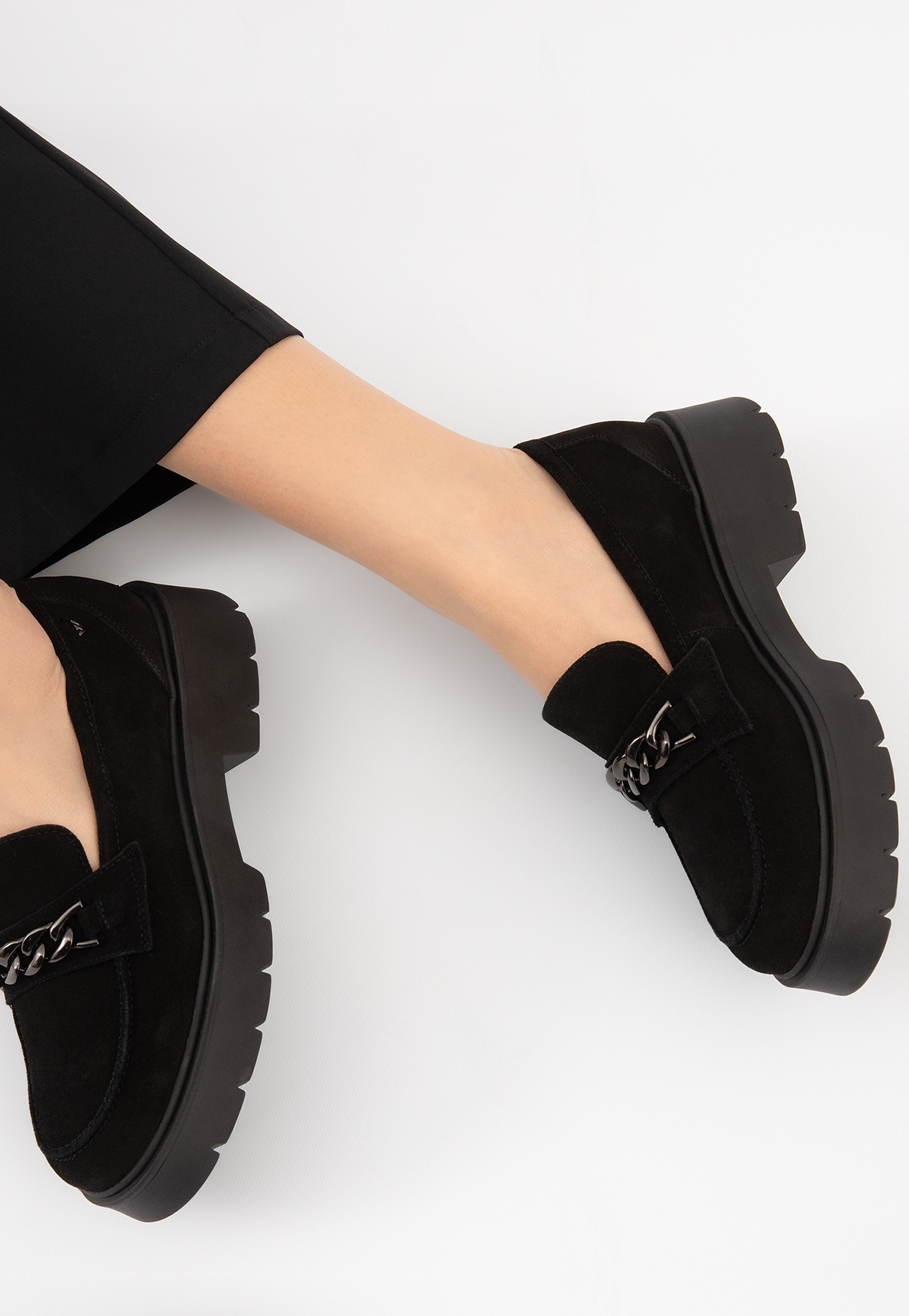 Czarne mokasyny damskie na grubej podeszwie z ozdobnym łańcuszkiem