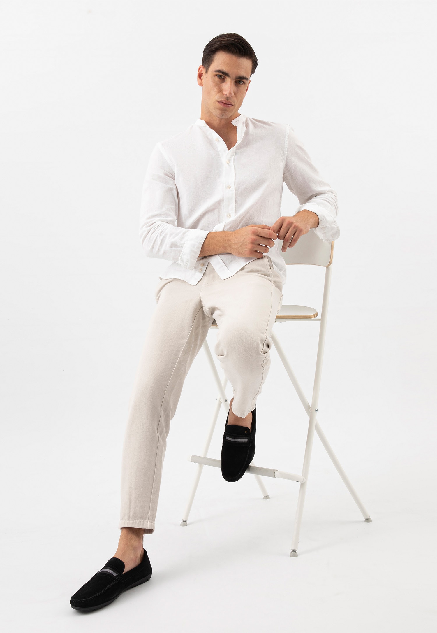 Beżowe mokasyny męskie z ozdobną wstawką z przodu