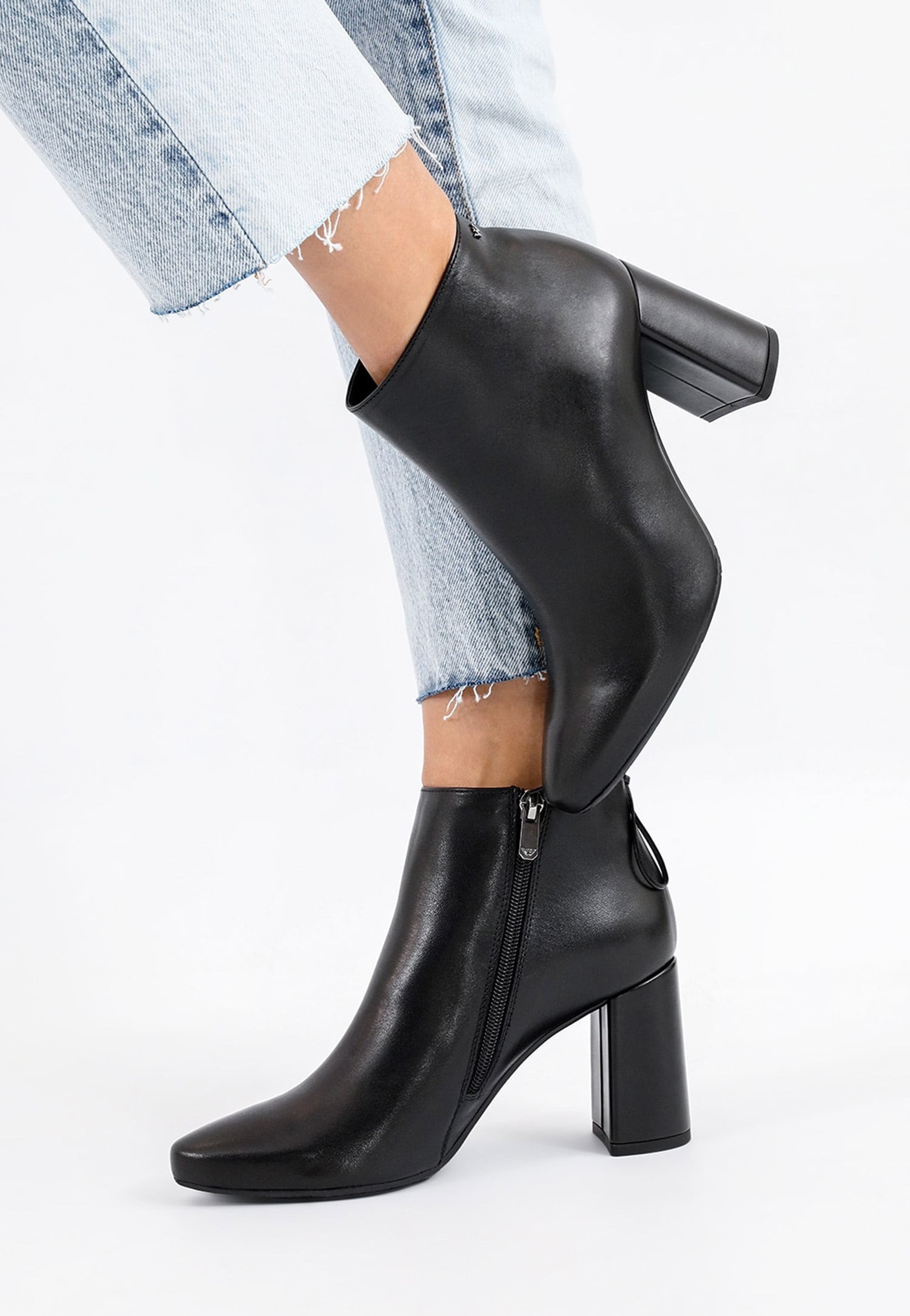 Czarne skórzane botki damskie na słupku z noskiem w szpic