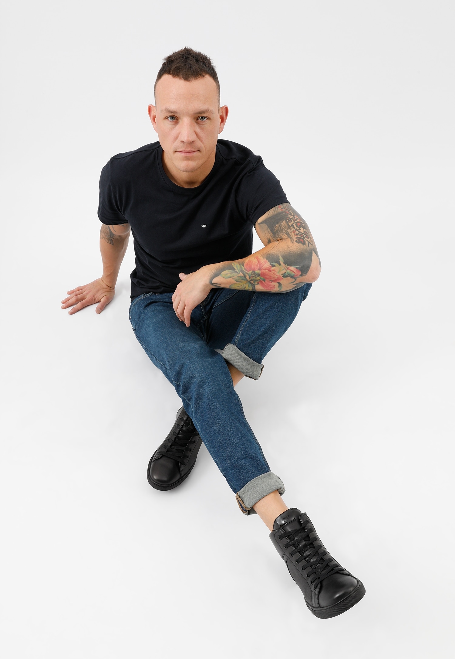 Czarne trampki męskie z ozdobnymi tłoczonymi elementami