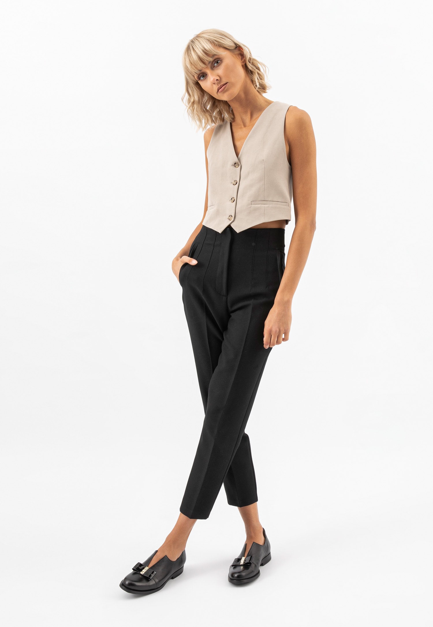 Czarne wsuwane półbuty damskie z oryginalną ozdobą