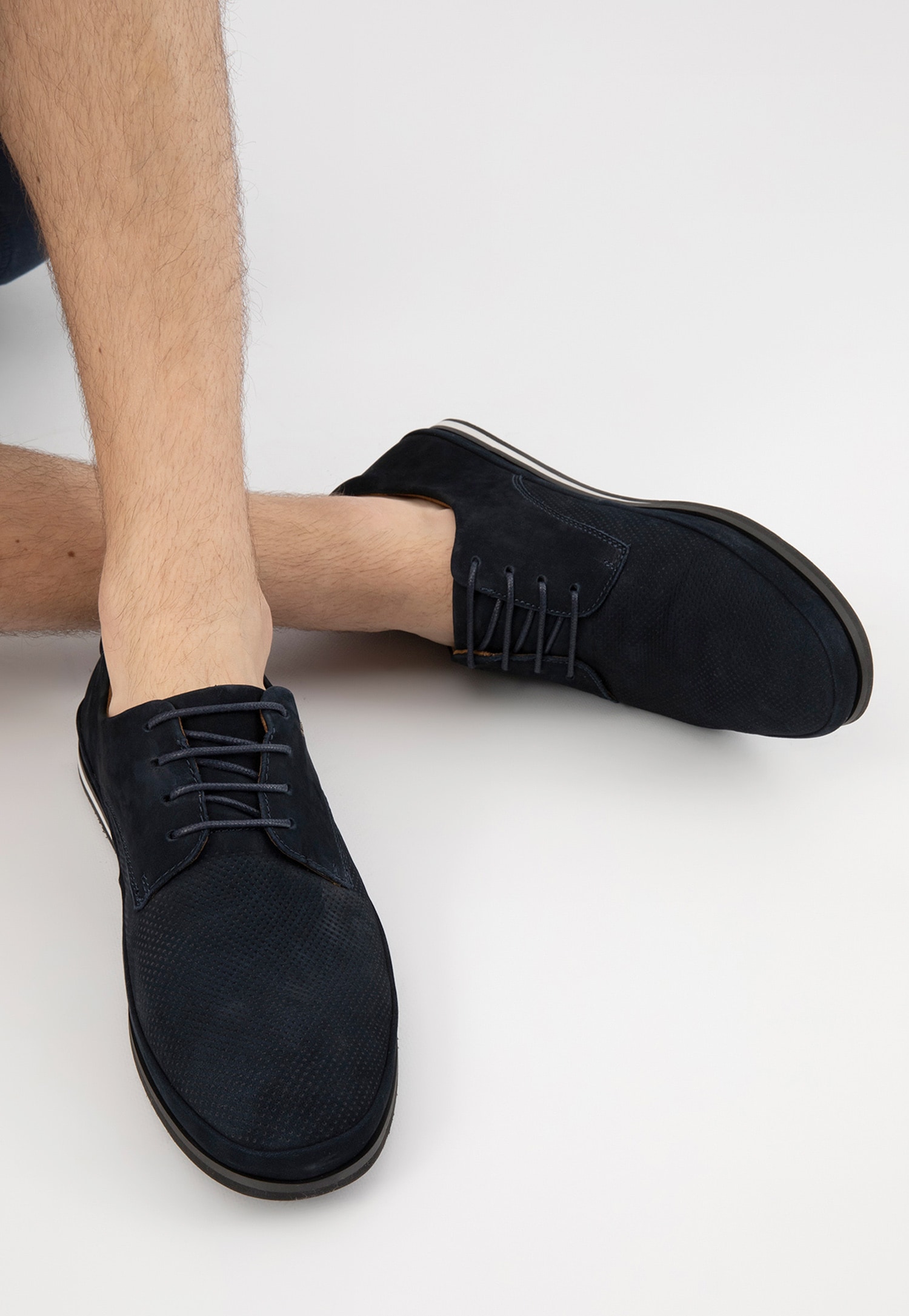 Czarne skórzane półbuty męskie na płaskiej podeszwie