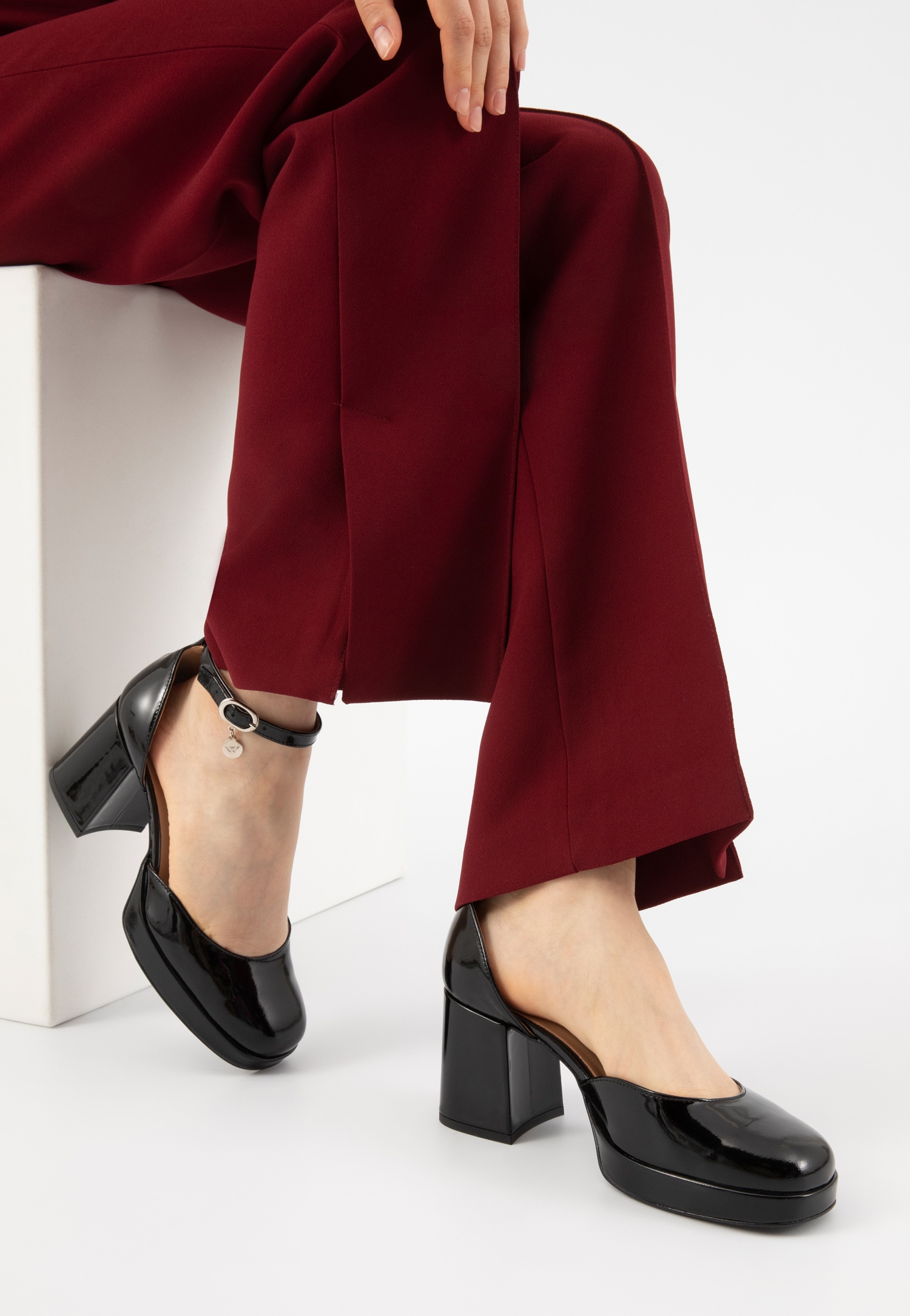 Lakierowane beżowe czółenka damskie na szerokim obcasie