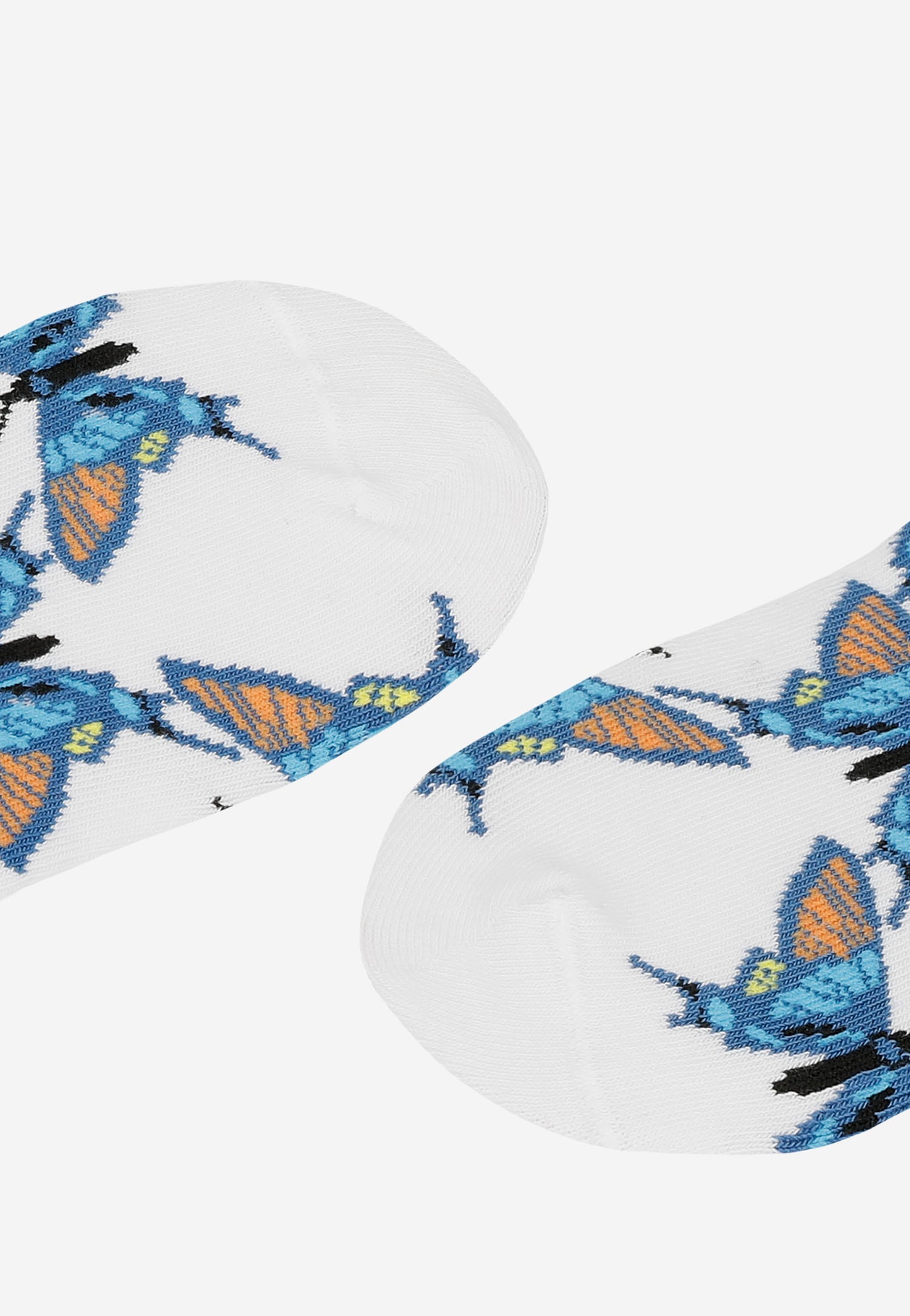 Białe stopki z motywem niebieskich motyli