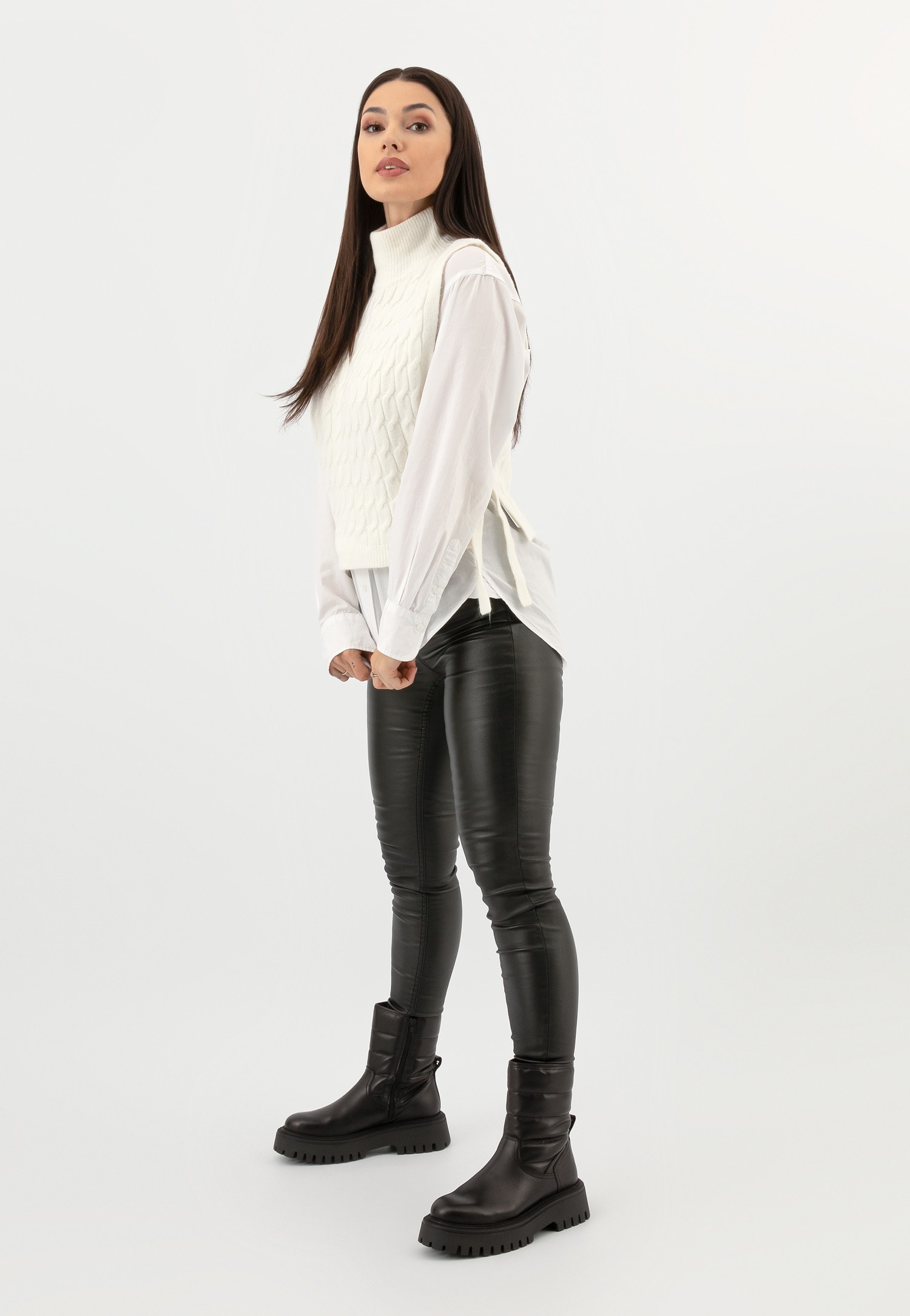 Czarne ocieplane botki damskie z pikowaną cholewką