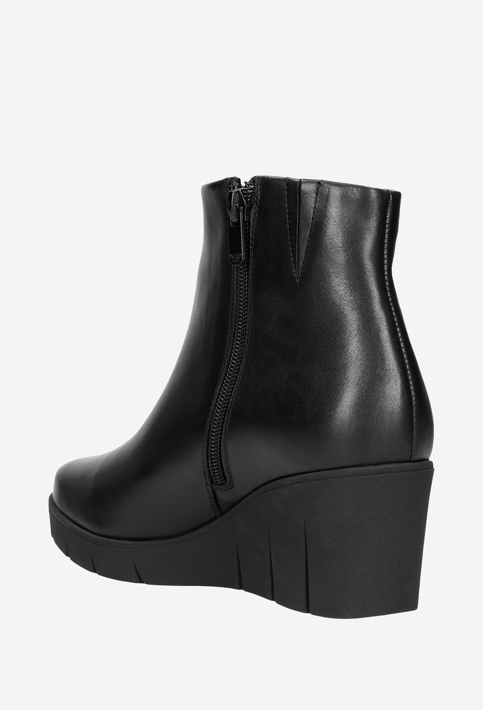 Czarne skórzane botki damskie na koturnie