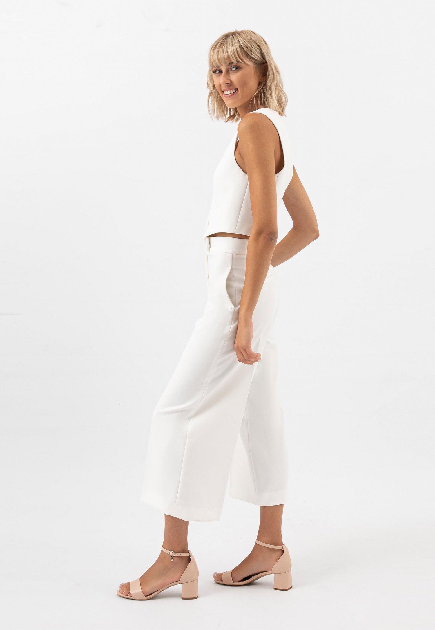 Zjawiskowe srebrne sandały damskie na obcasie