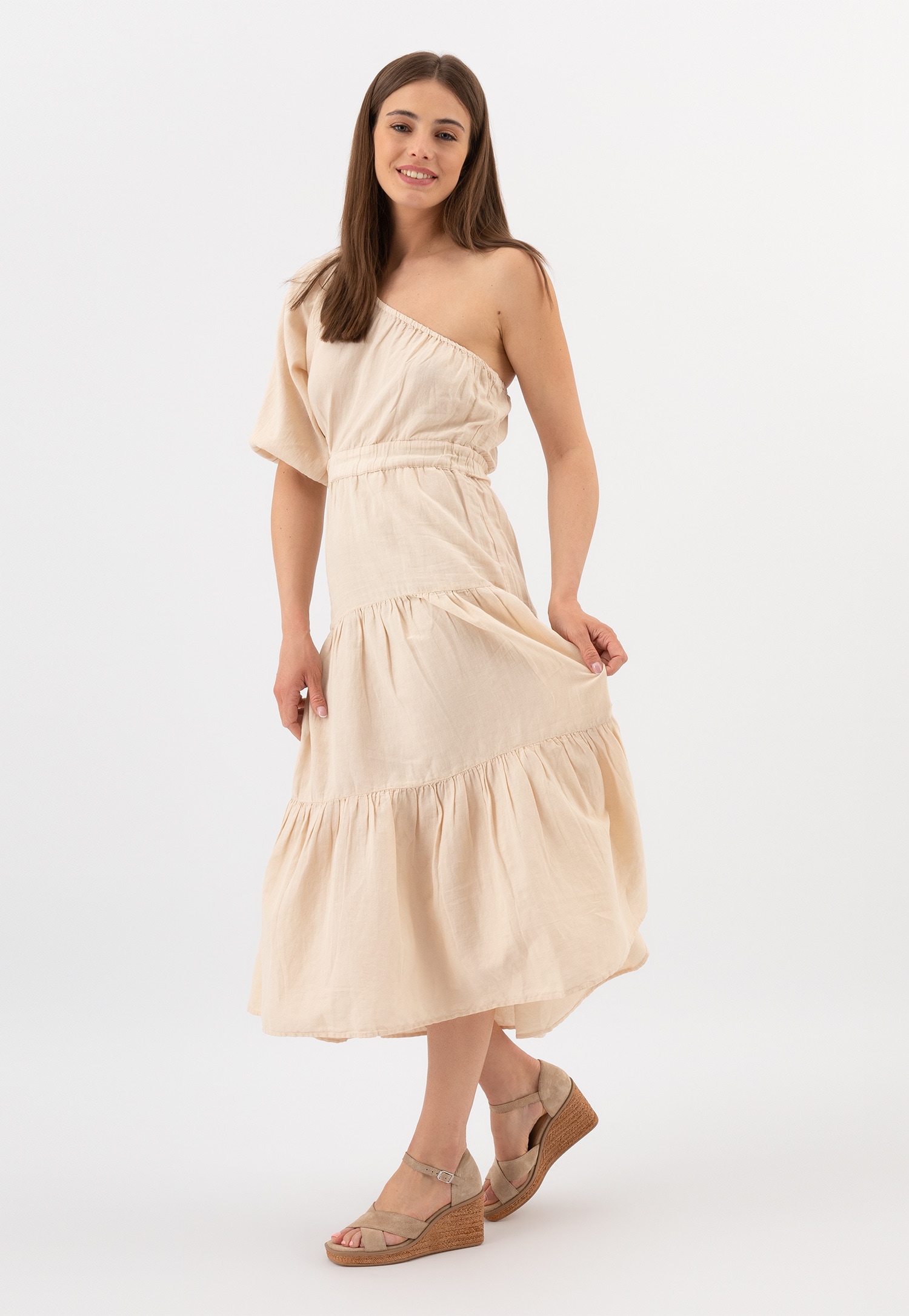 Beżowe sandały z dwoiny welurowej na koturnie