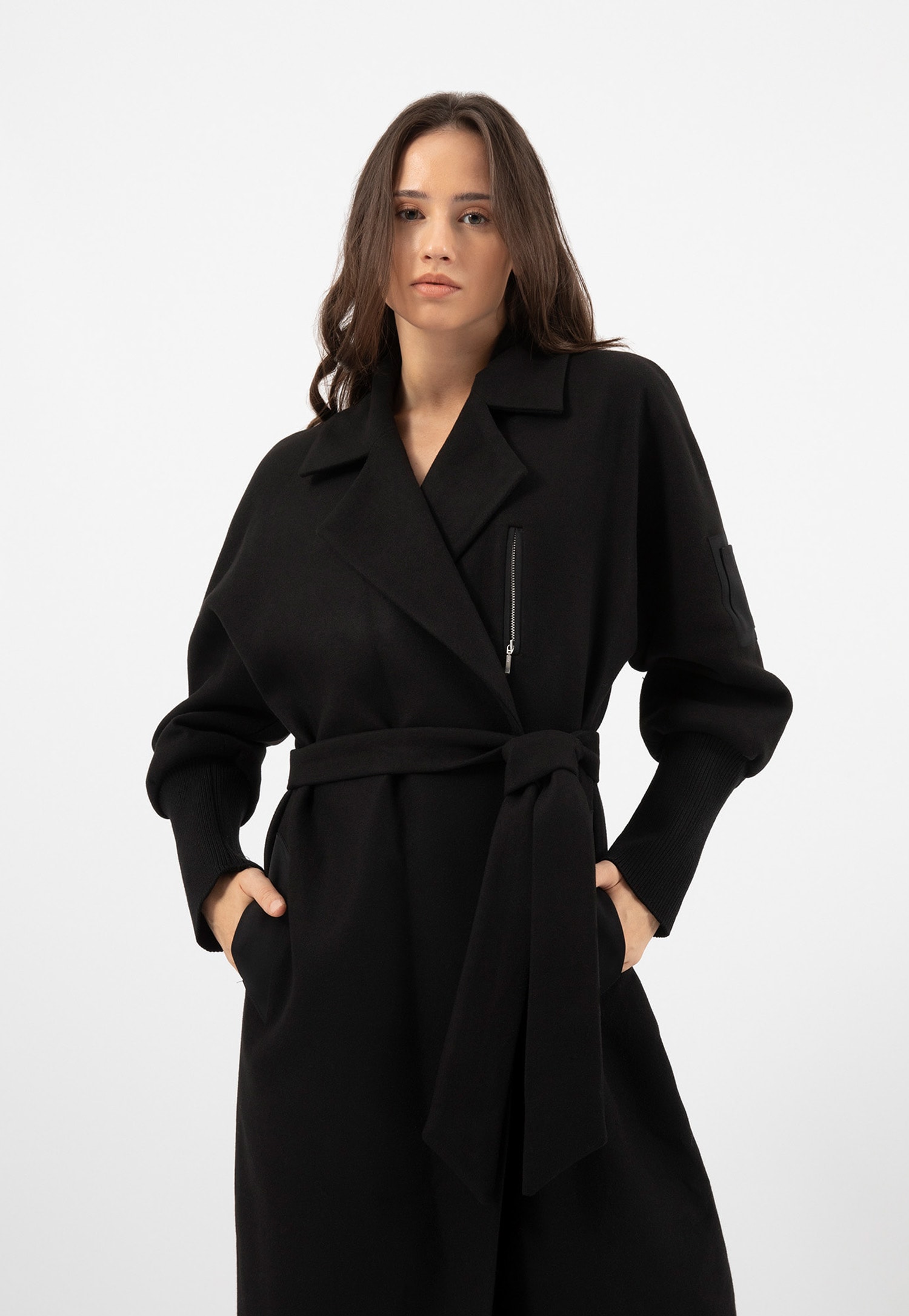 RELAKS czarny płaszcz damski z oryginalnymi rękawami
