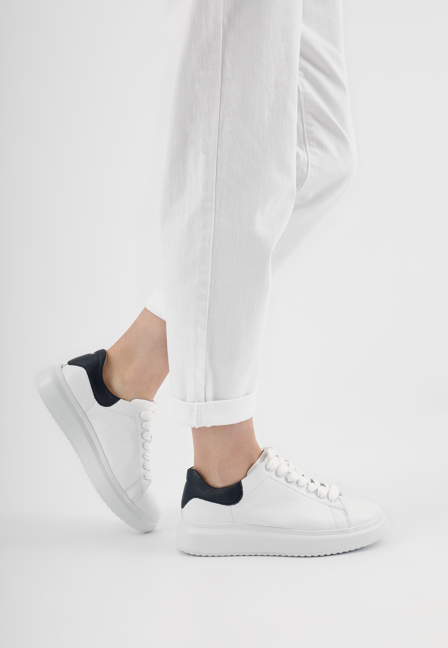 Klasyczne białe trampki damskie ze skóry licowej