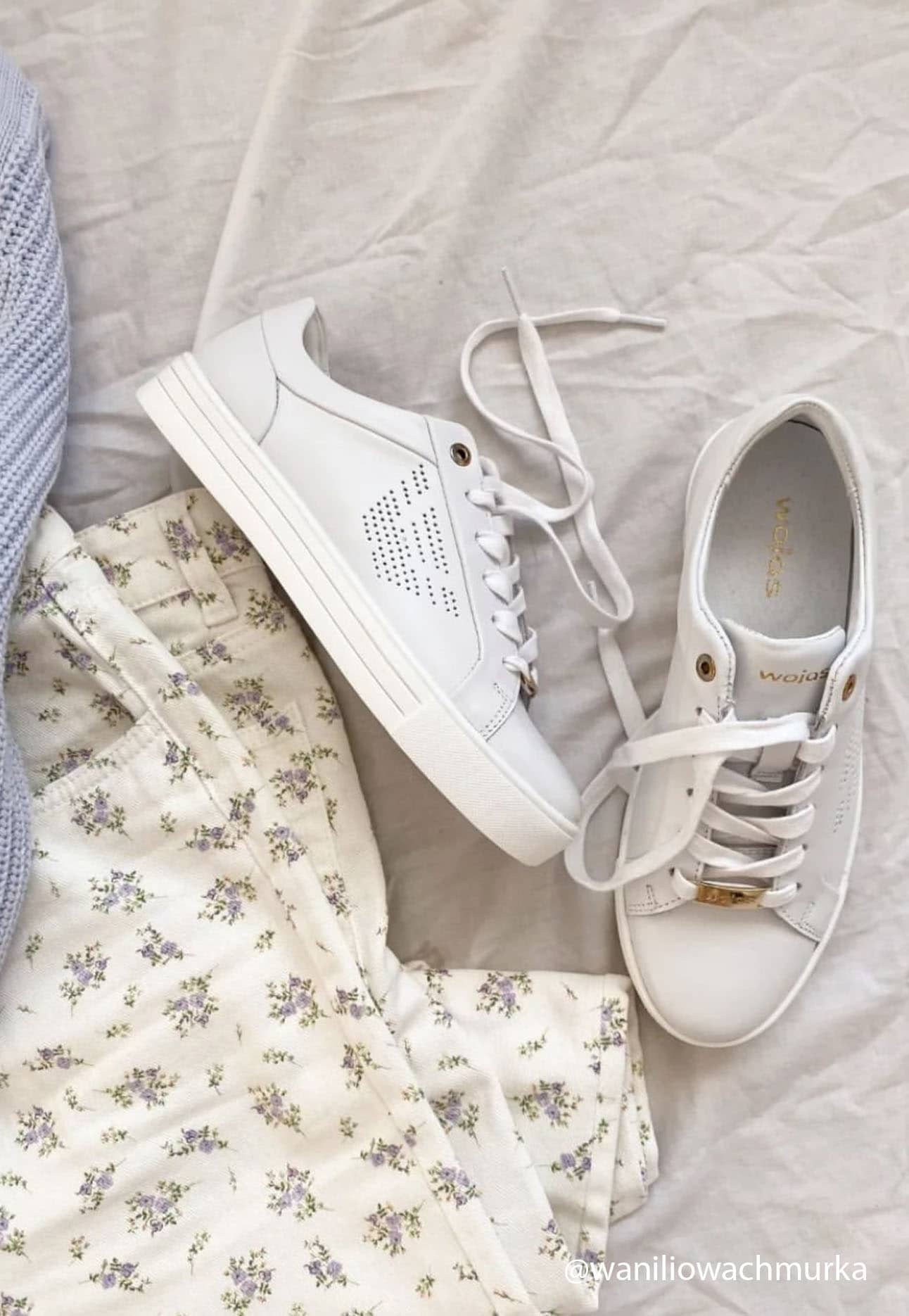 Białe półbuty damskie z dziurkowanym logo