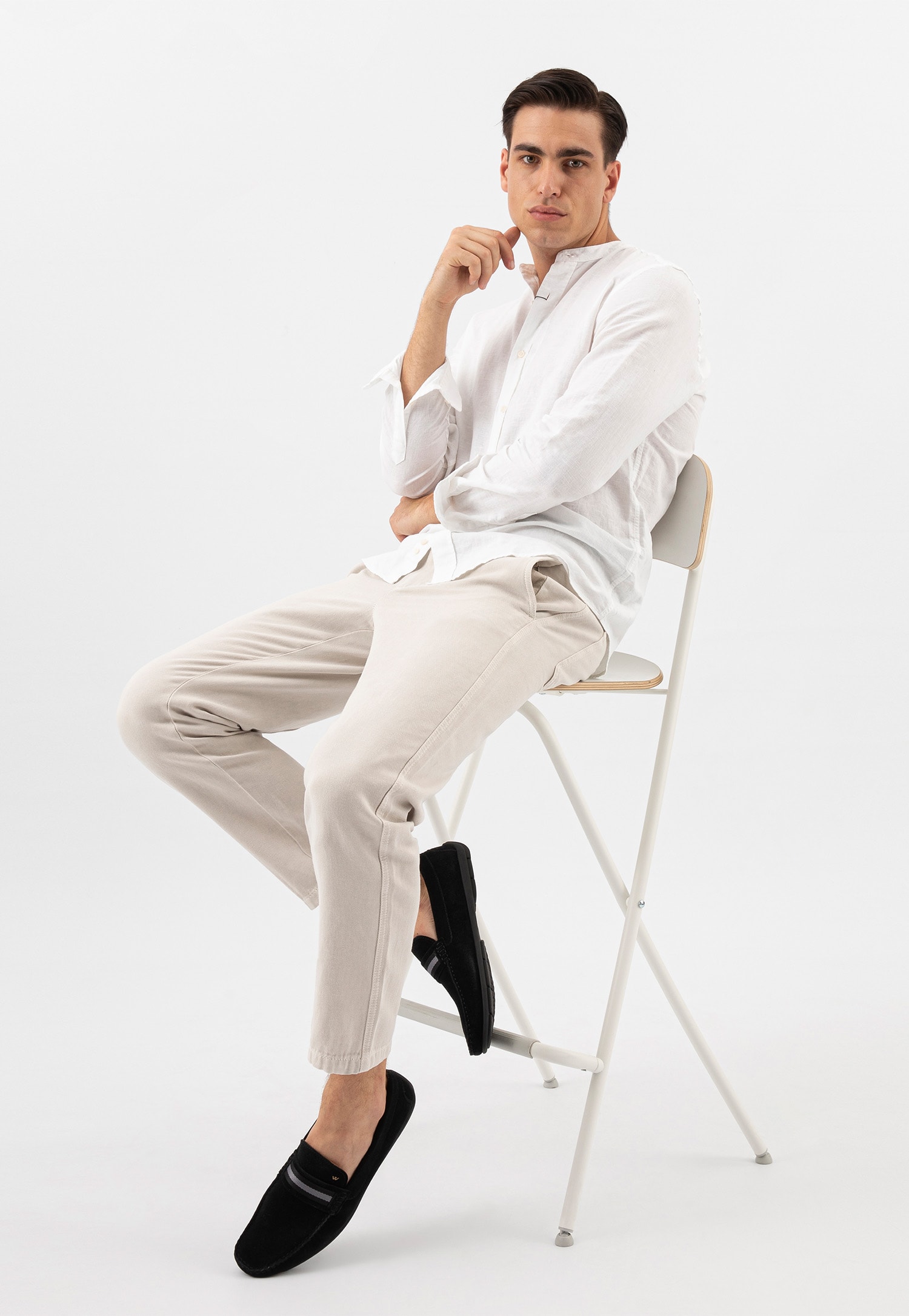 Beżowe mokasyny męskie z ozdobną wstawką z przodu